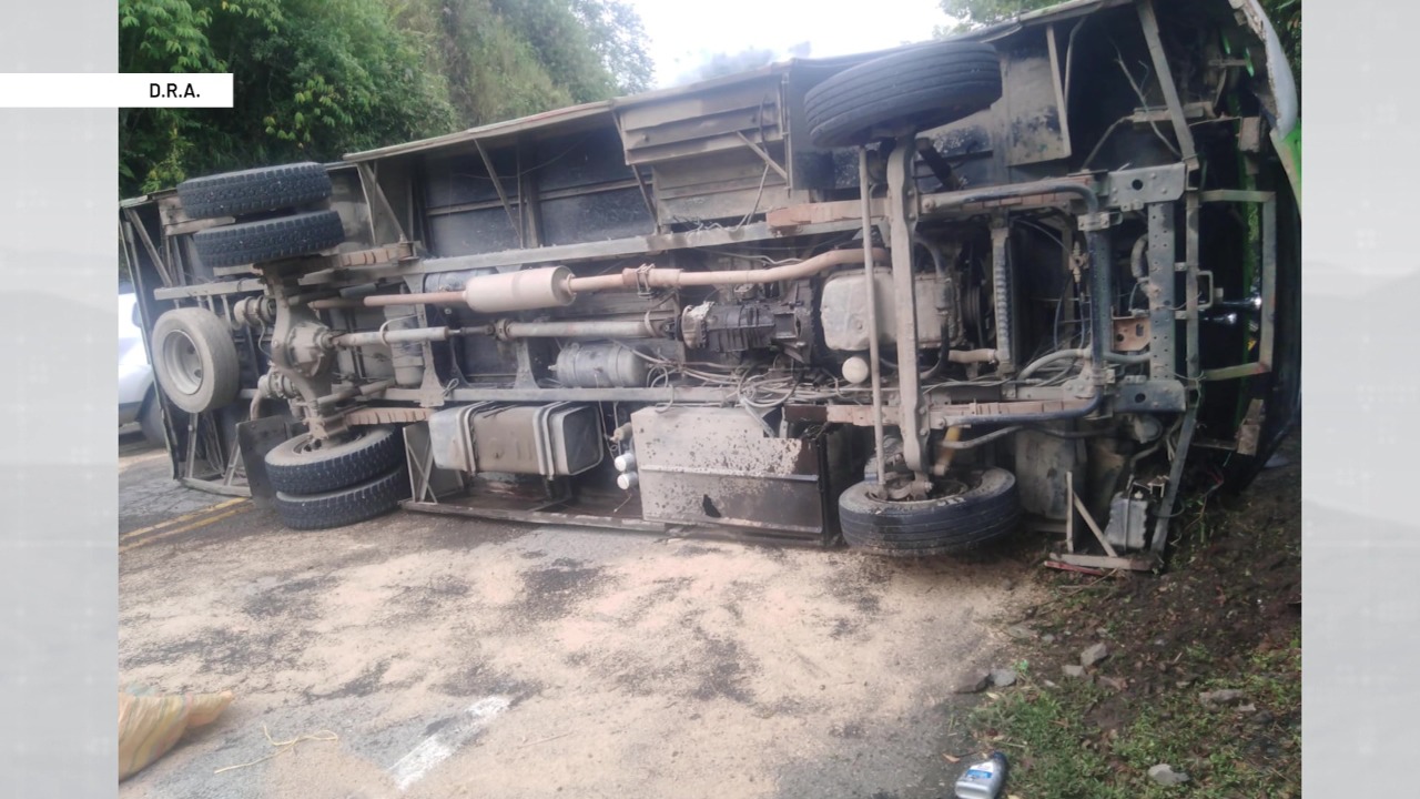 Un muerto y 25 heridos en accidente vial