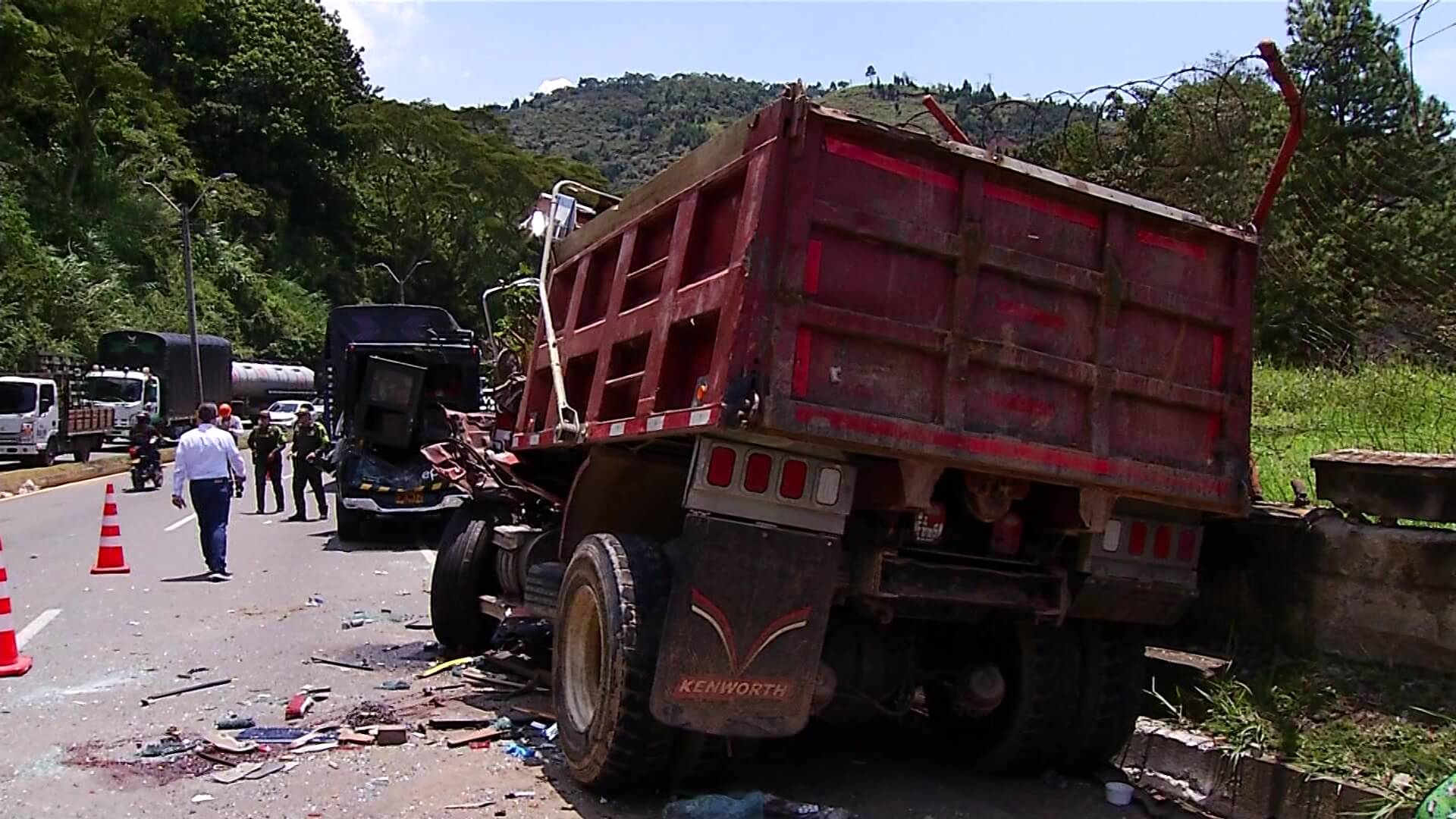 Volquetas accidentadas en la Medellín-Bogotá