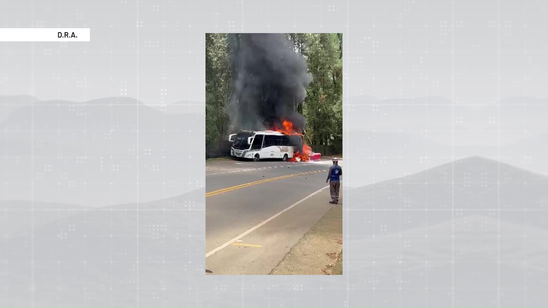 Tras choque, incendiados bus y automóvil