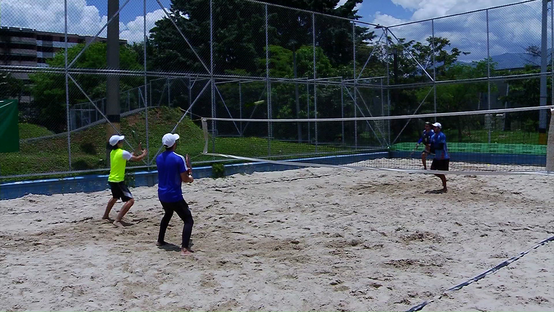 El tenis playa también se juega en Medellín