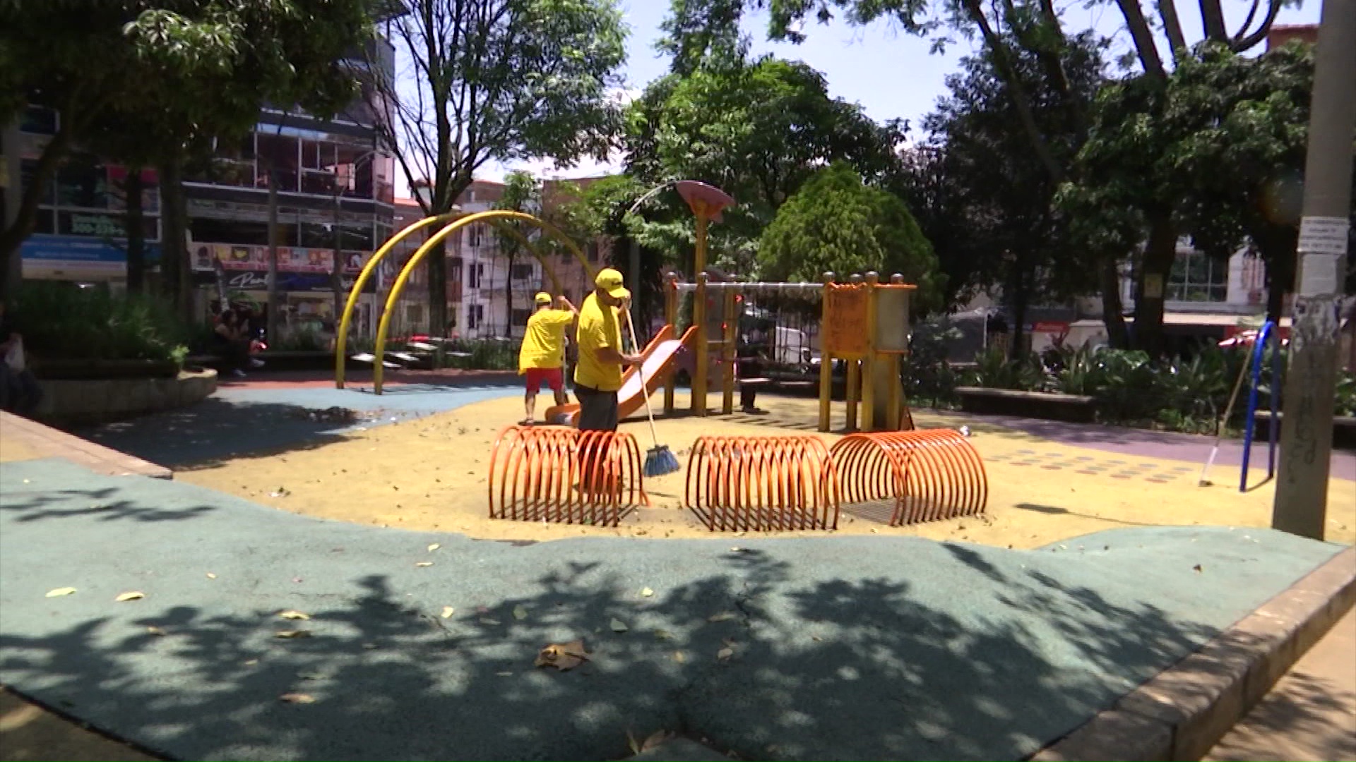 Vendedores limpian parque de Villa Hermosa