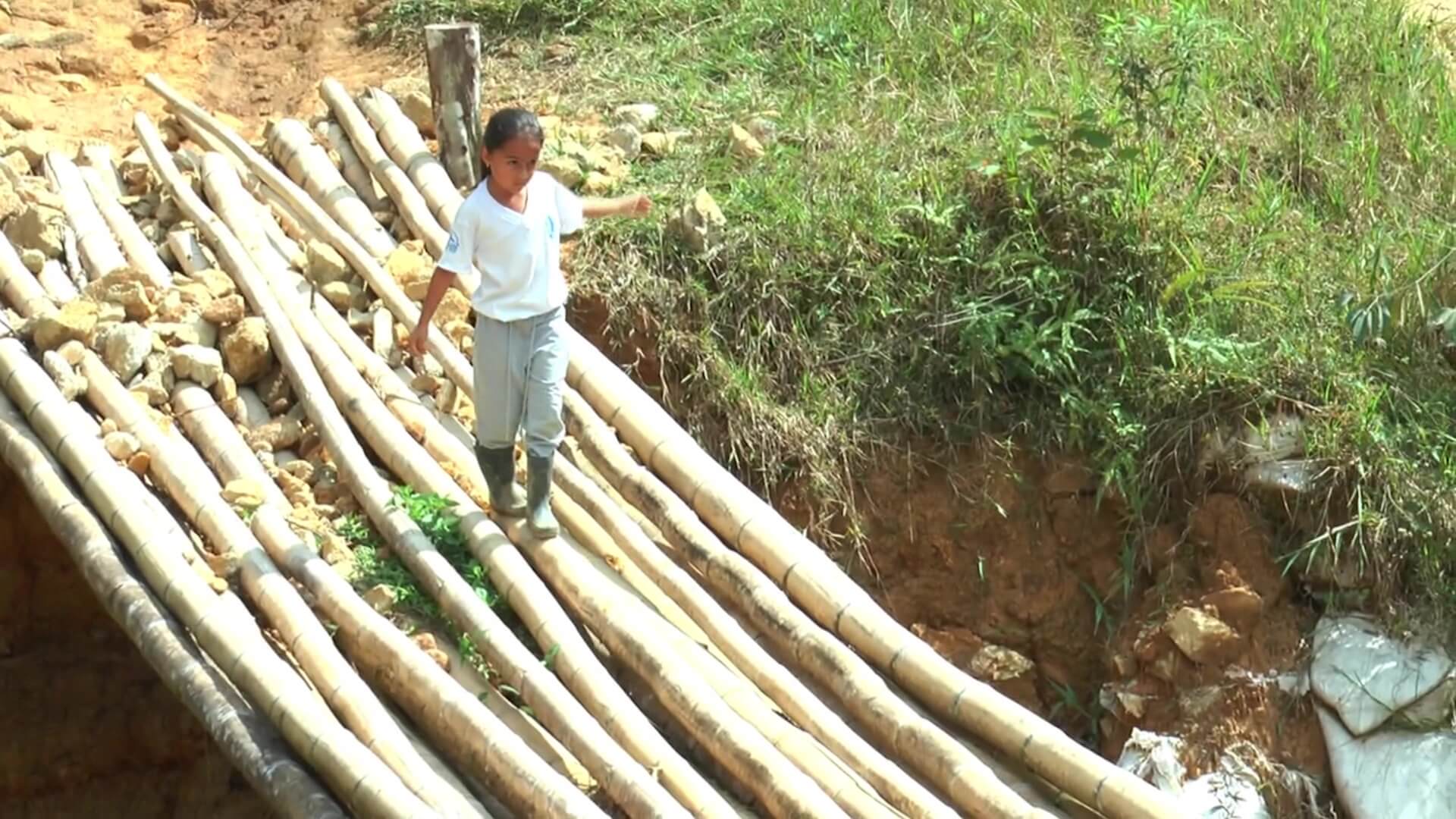 A riesgo cruzan por puente de guadua en San Rafael