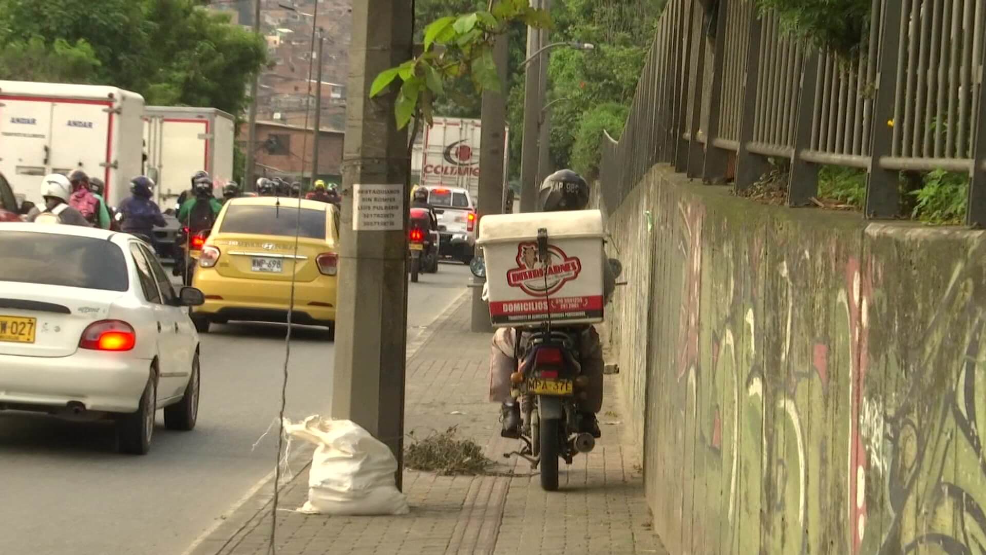 Acera convertida en vía para motociclistas