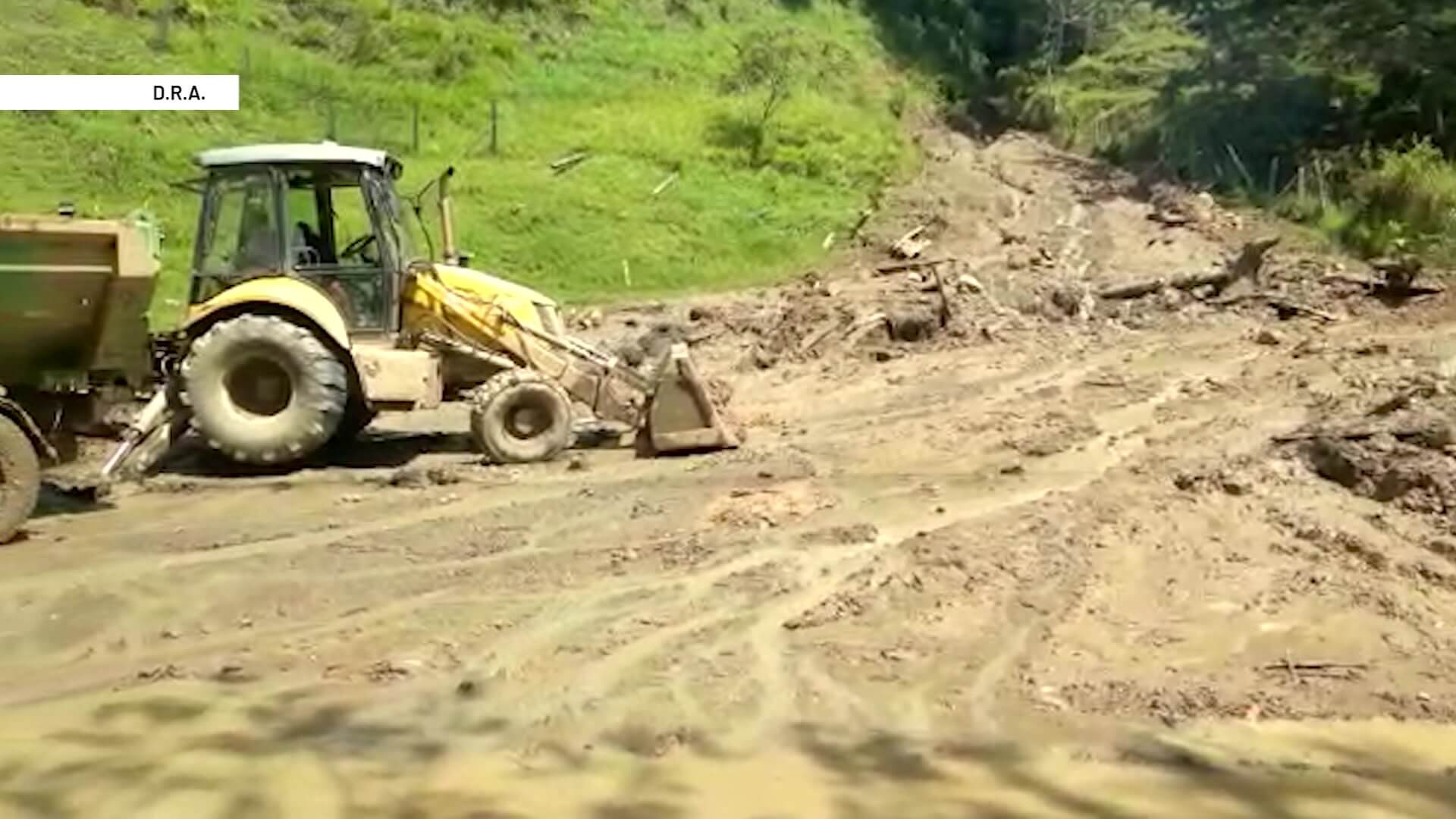 Autoridades atienden múltiples deslizamientos de tierra