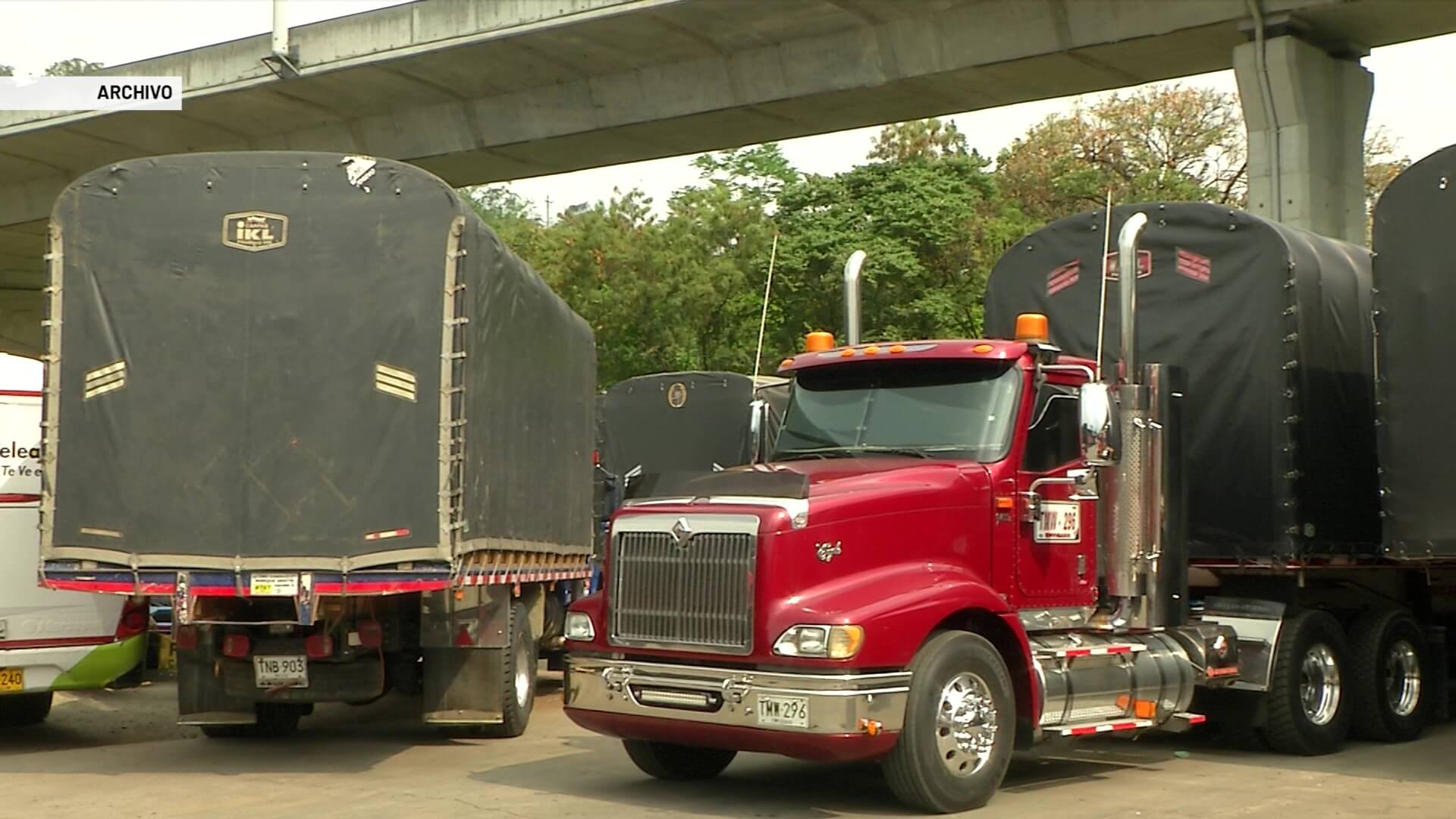 Camioneros reunidos con MinTransporte