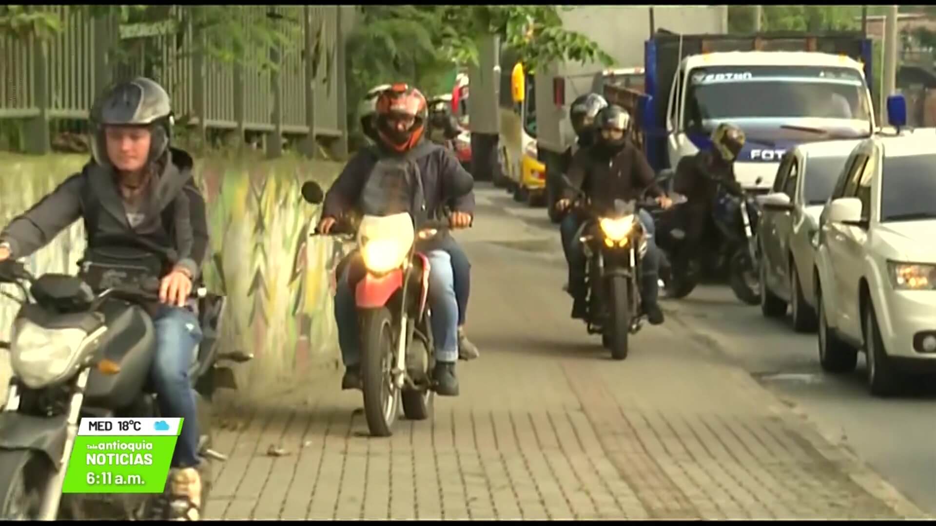 Denuncian a los motociclistas por invasión de andén