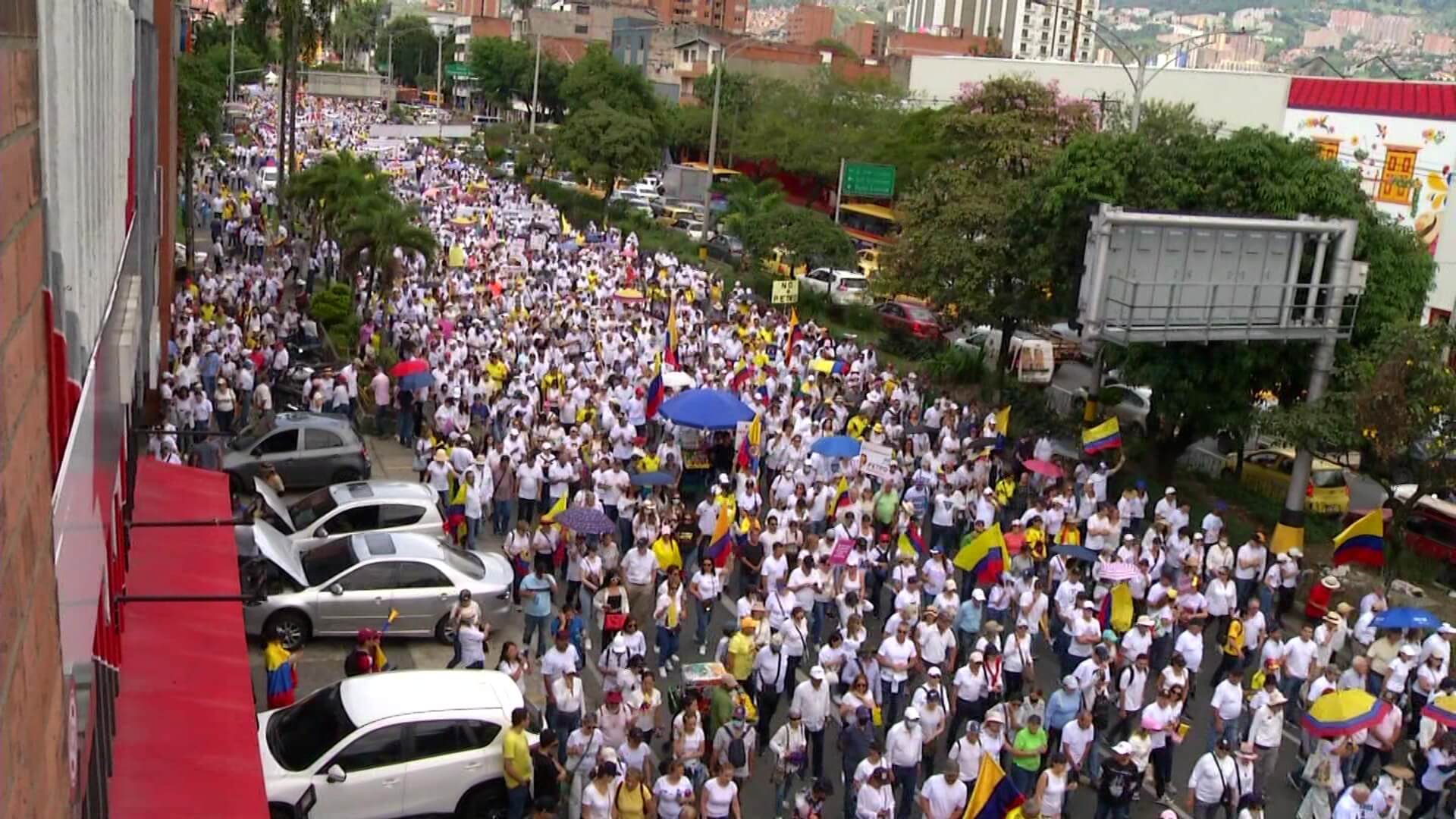 Multitudinaria marcha en contra de las reformas del gobierno