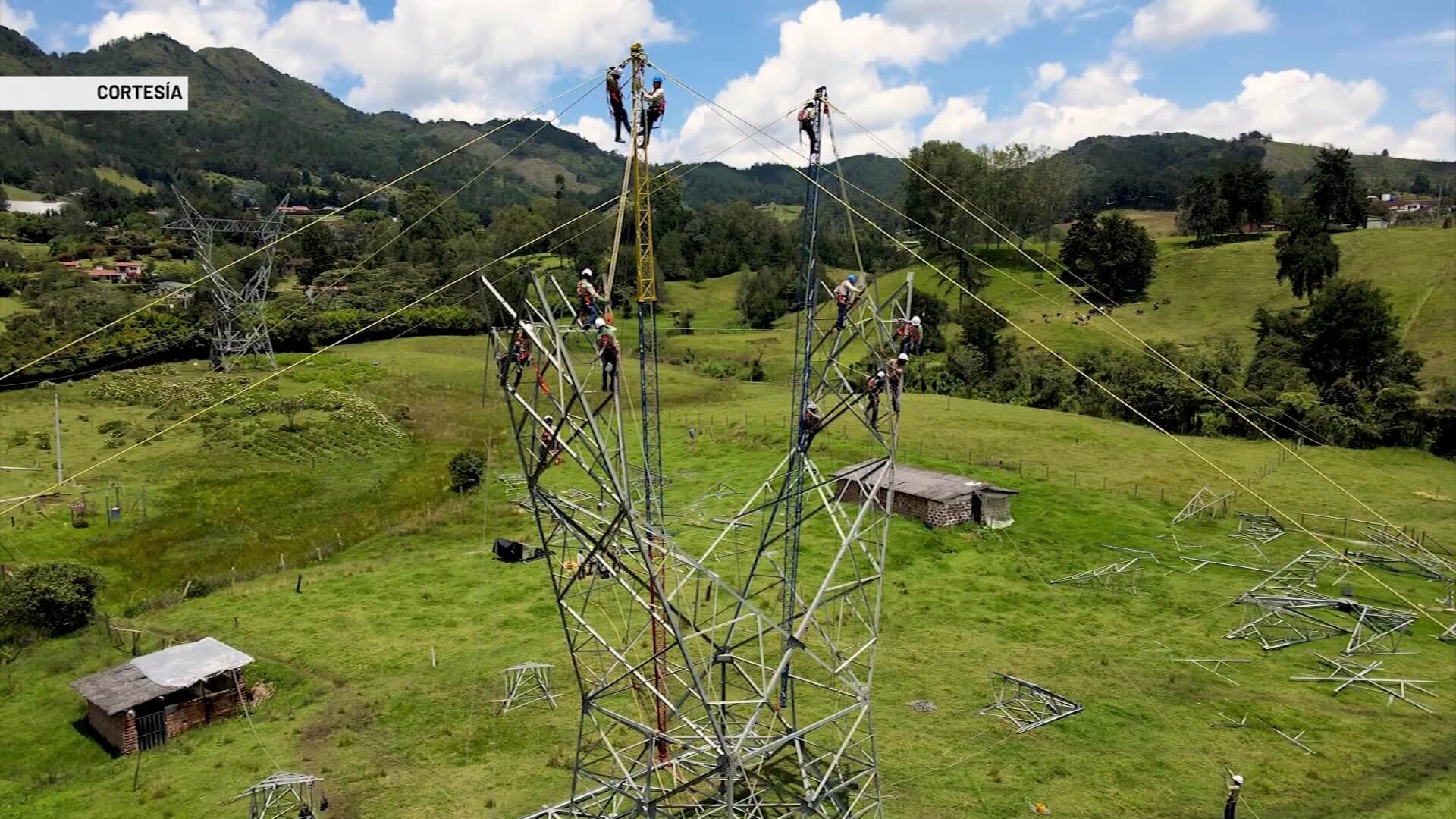 Primera escuela de linieras de Colombia