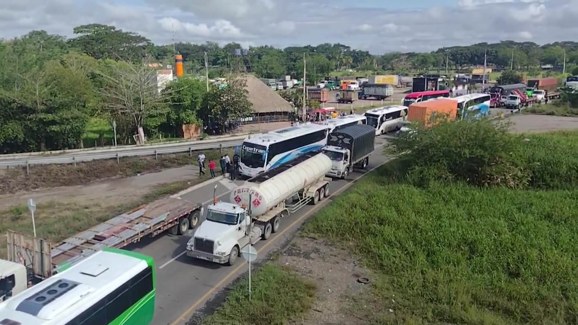 Bloqueos en Ruta del Sol por mal estado de vía