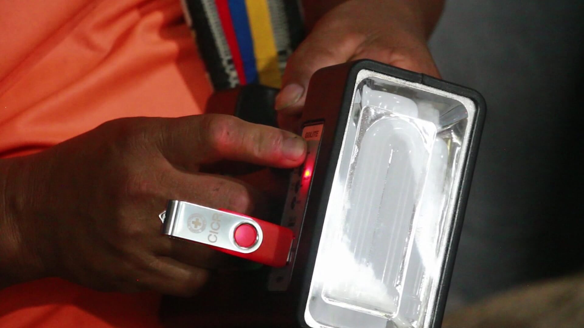 CICR entrega radios solares a indígenas