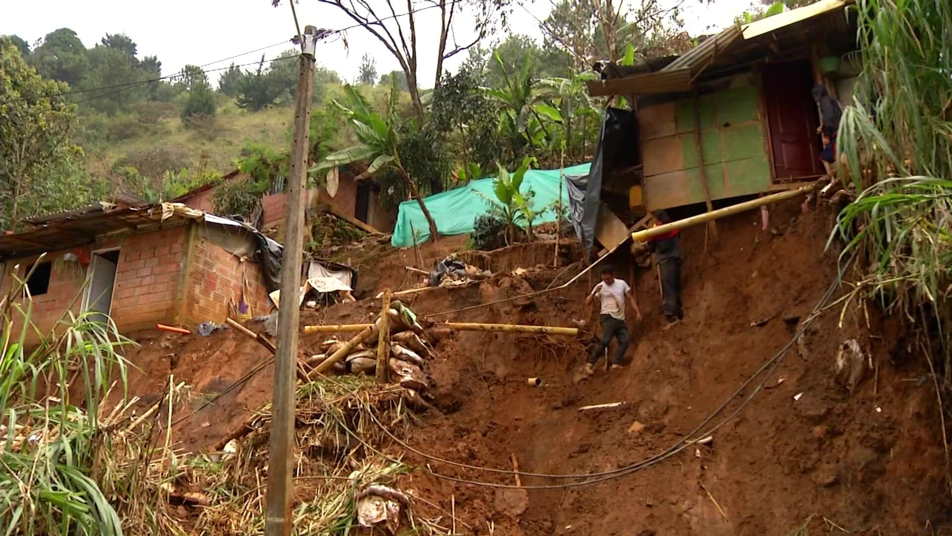Cuatro viviendas en riesgo tras derrumbe en Villatina