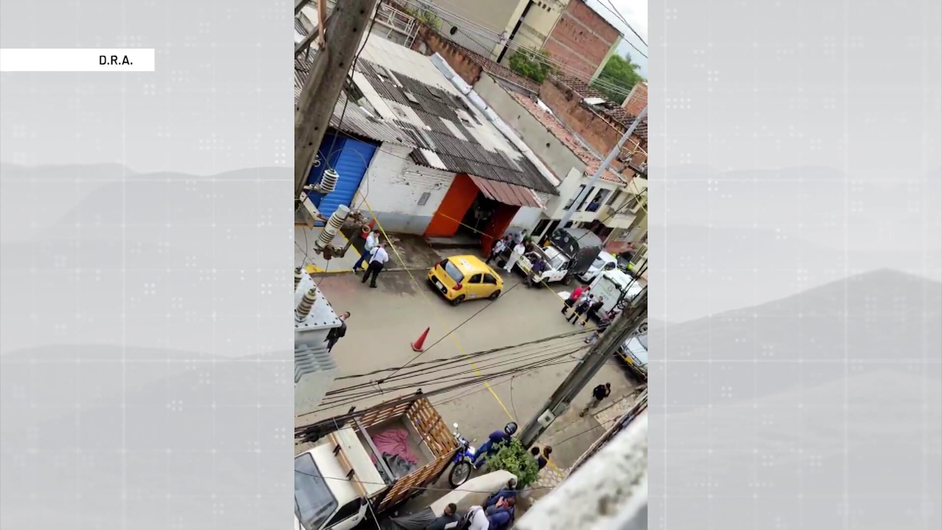 Dos cadáveres embolsados en un taxi