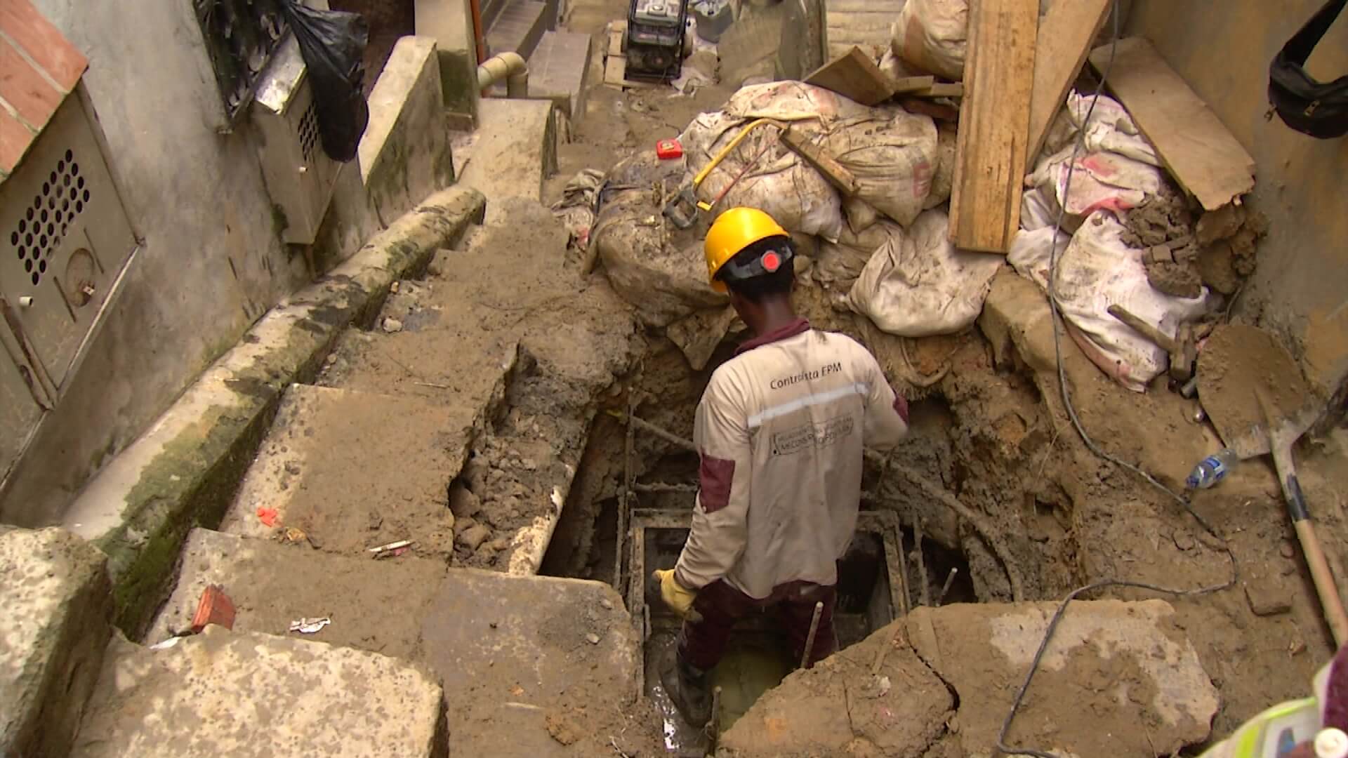 Hallan feto en una alcantarilla