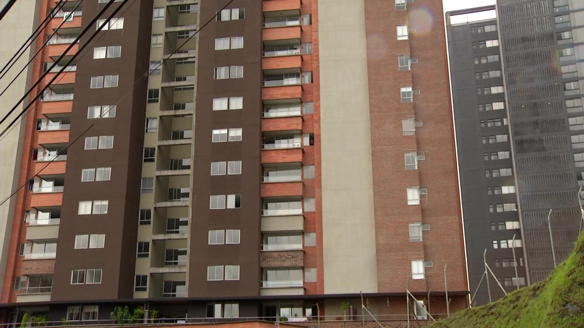 Hombre muerto y niño ileso tras caer de edificio