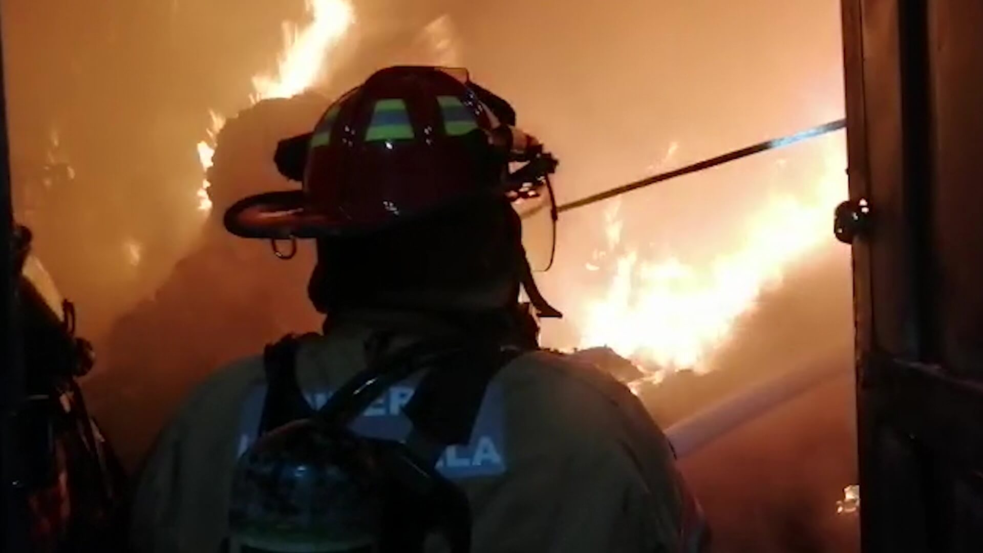 Incendio consumió dos bodegas de textiles en La Estrella