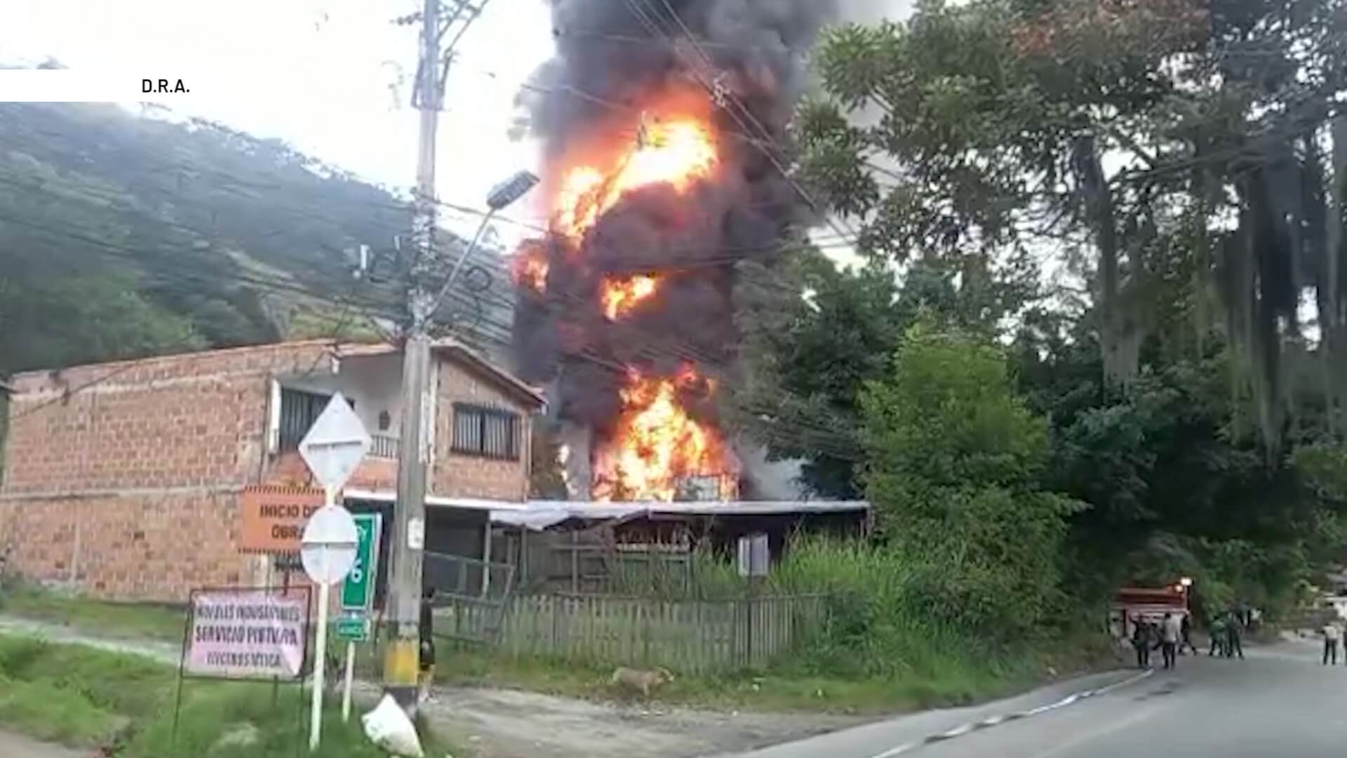 Incendio estructural dejó ocho heridos leves