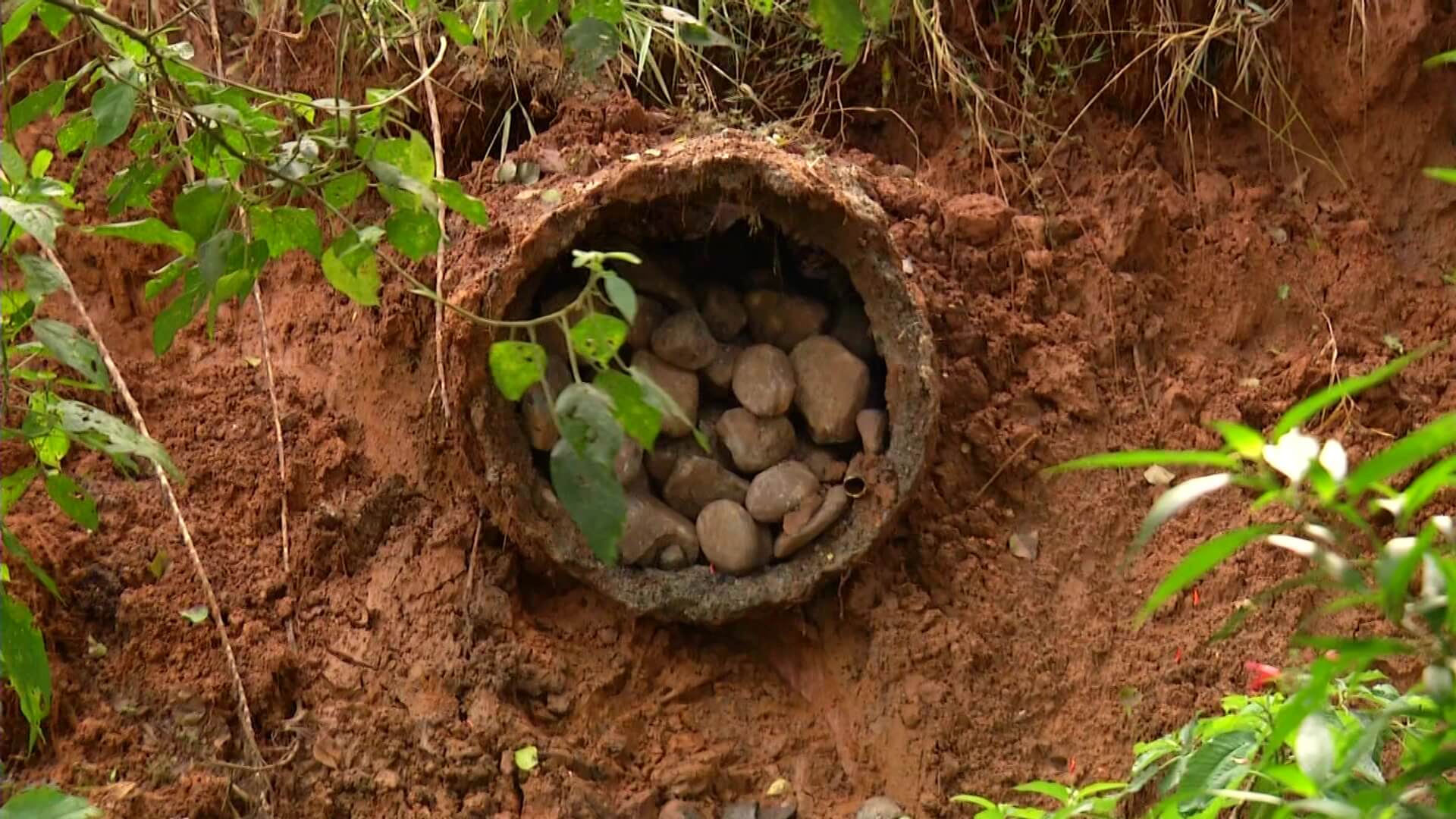 Quebrada taponada por tierra y desechos en Buenos Aires