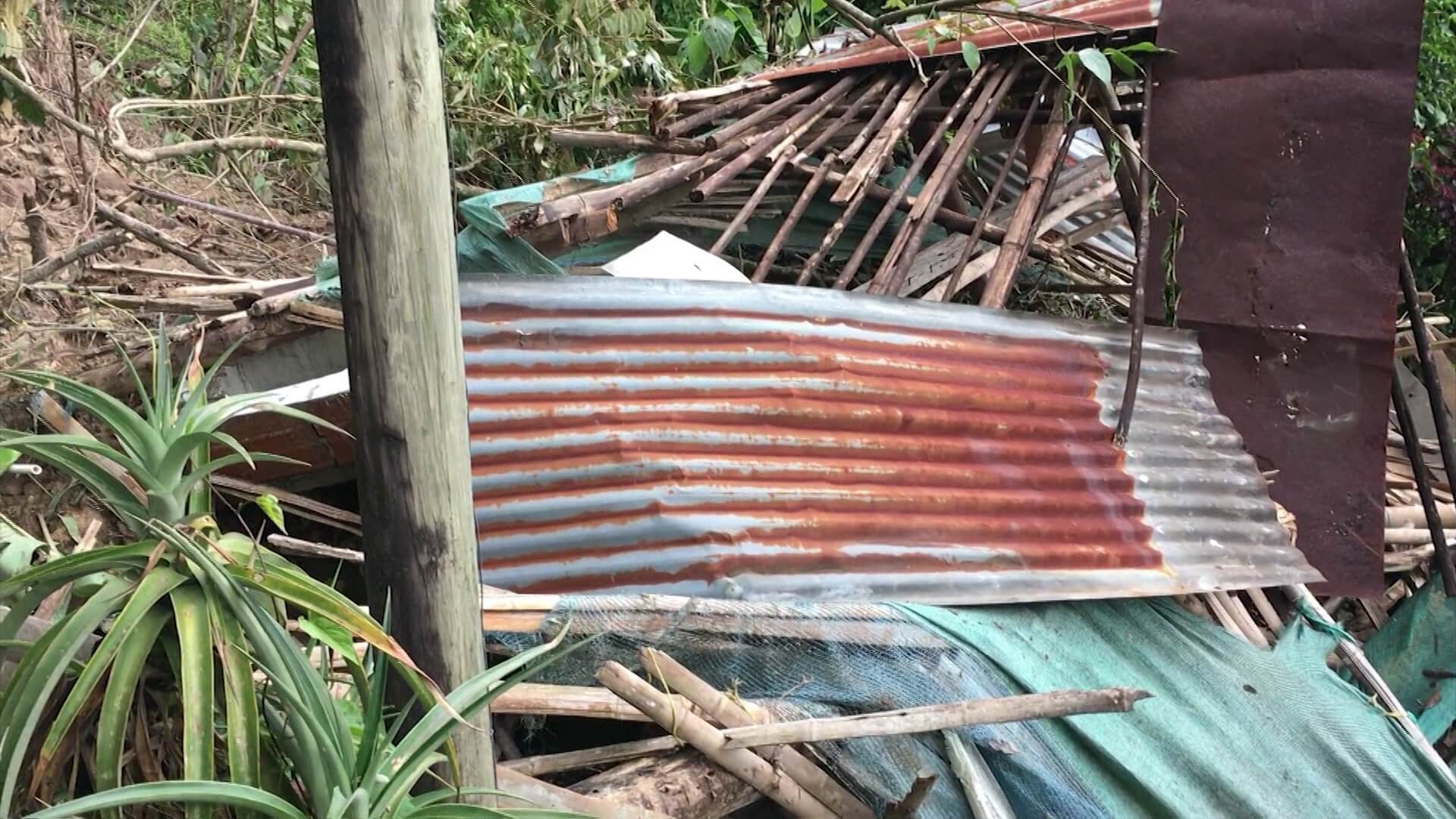 Vivienda desplomada por derrumbe en Santa Bárbara