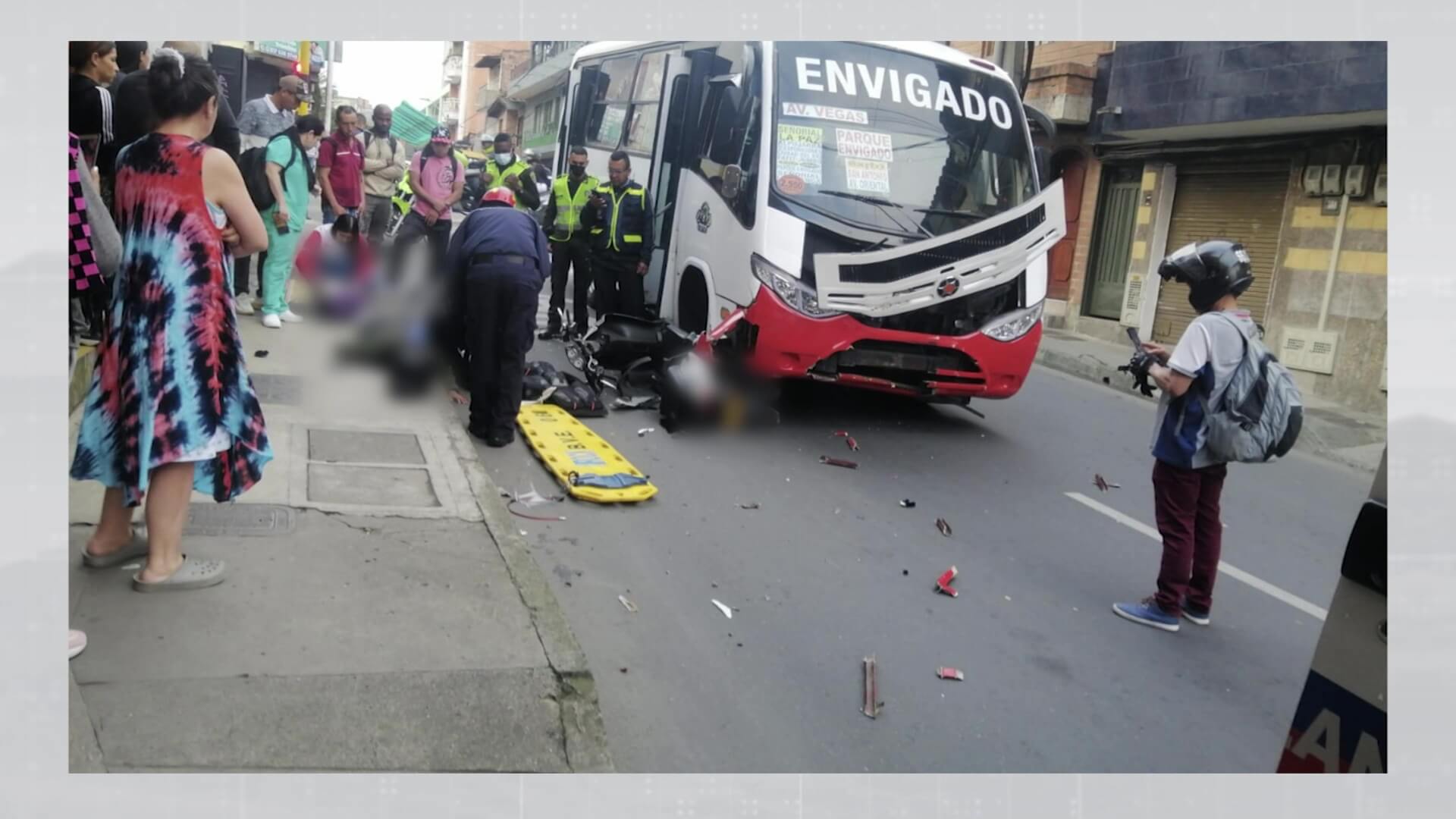 Aparatoso accidente entre una moto y un bus