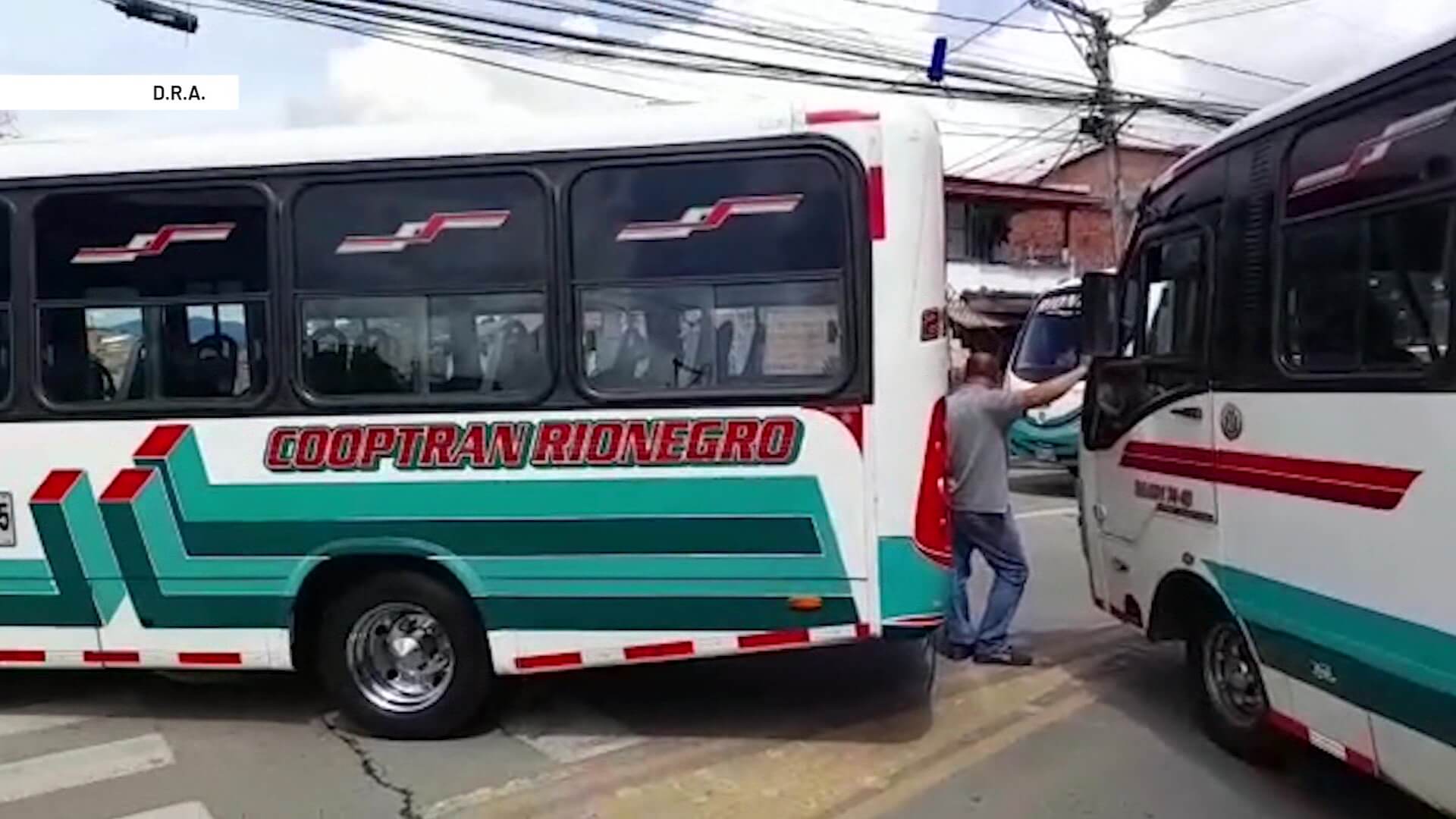 Bloqueo vial de transportadores urbanos en Rionegro