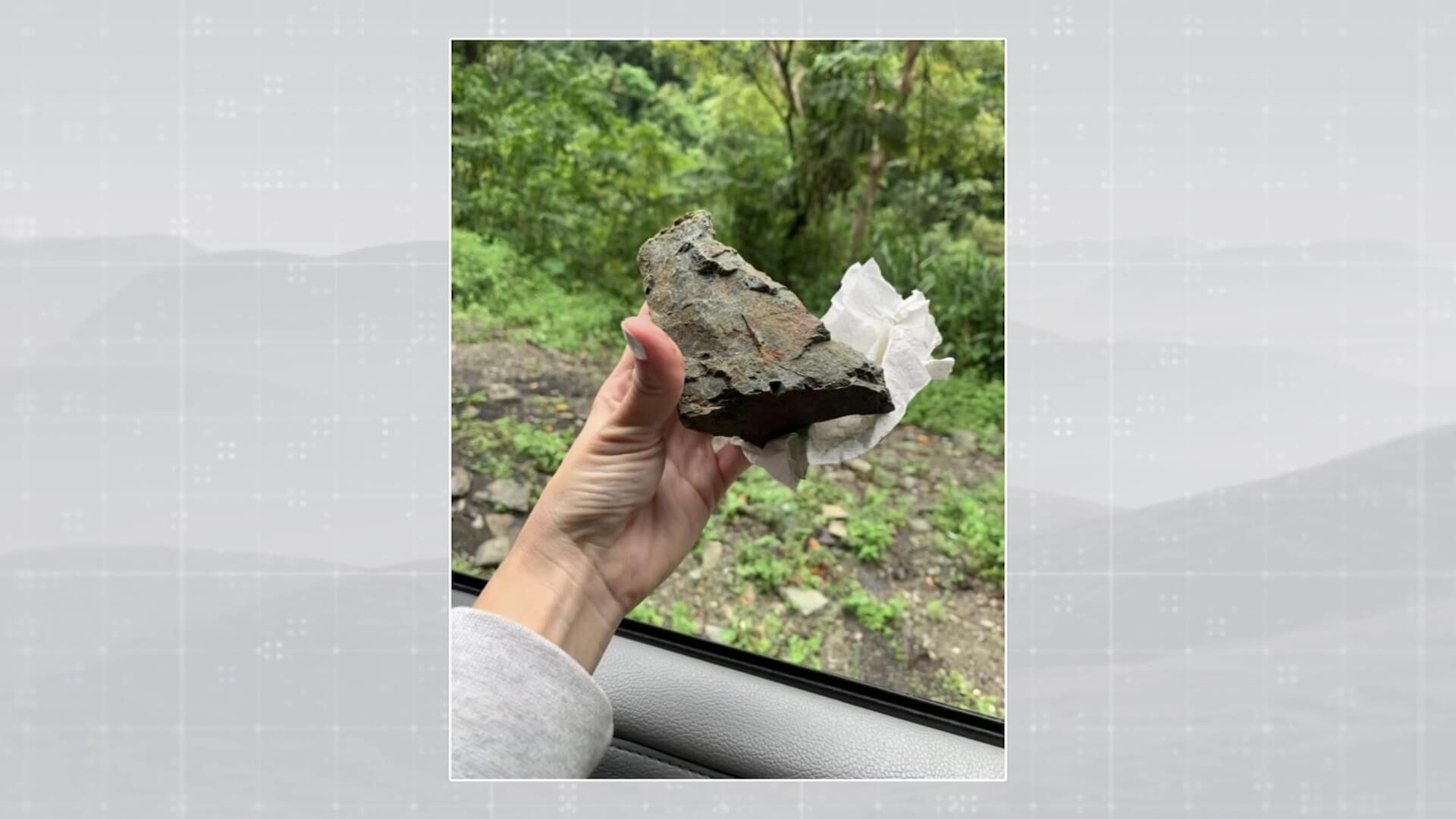 Familia grabó caída de rocas sobre su vehículo