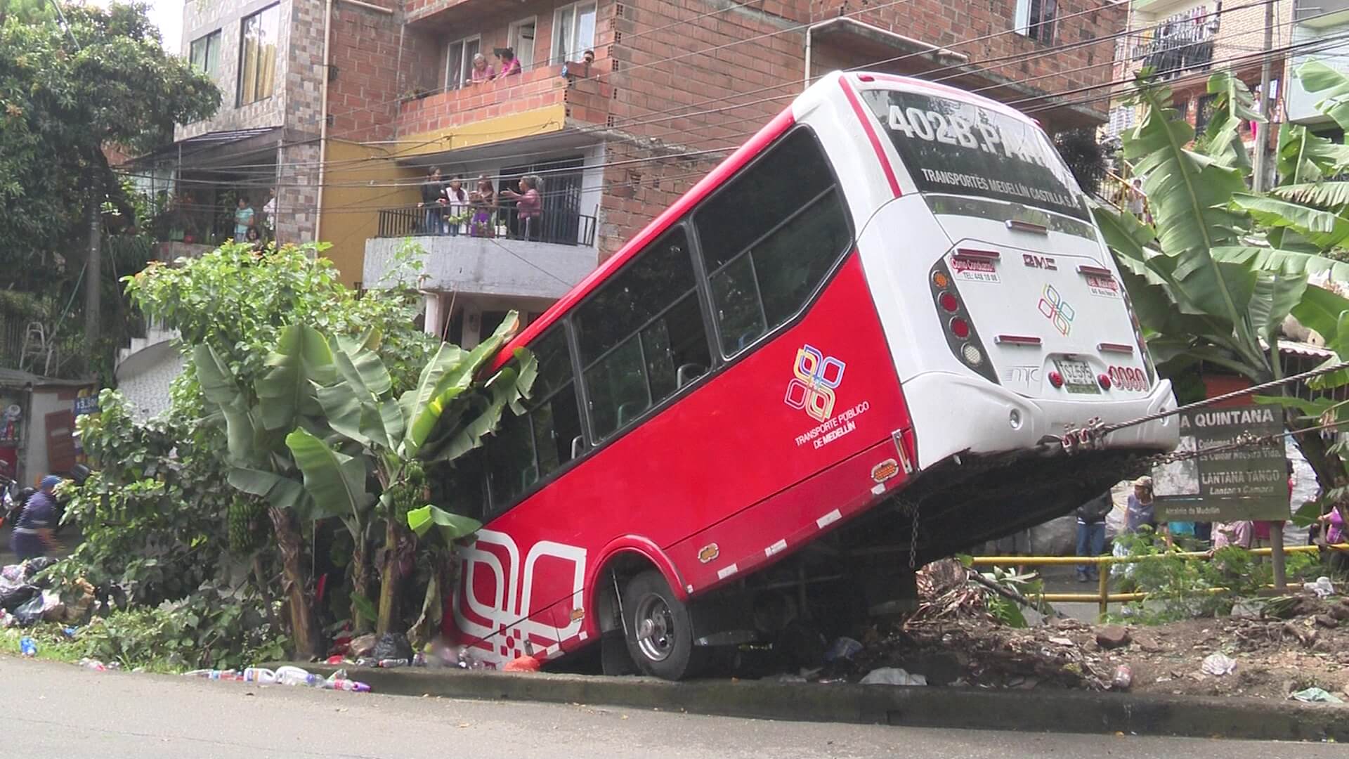 Incidente de bus deja once lesionados