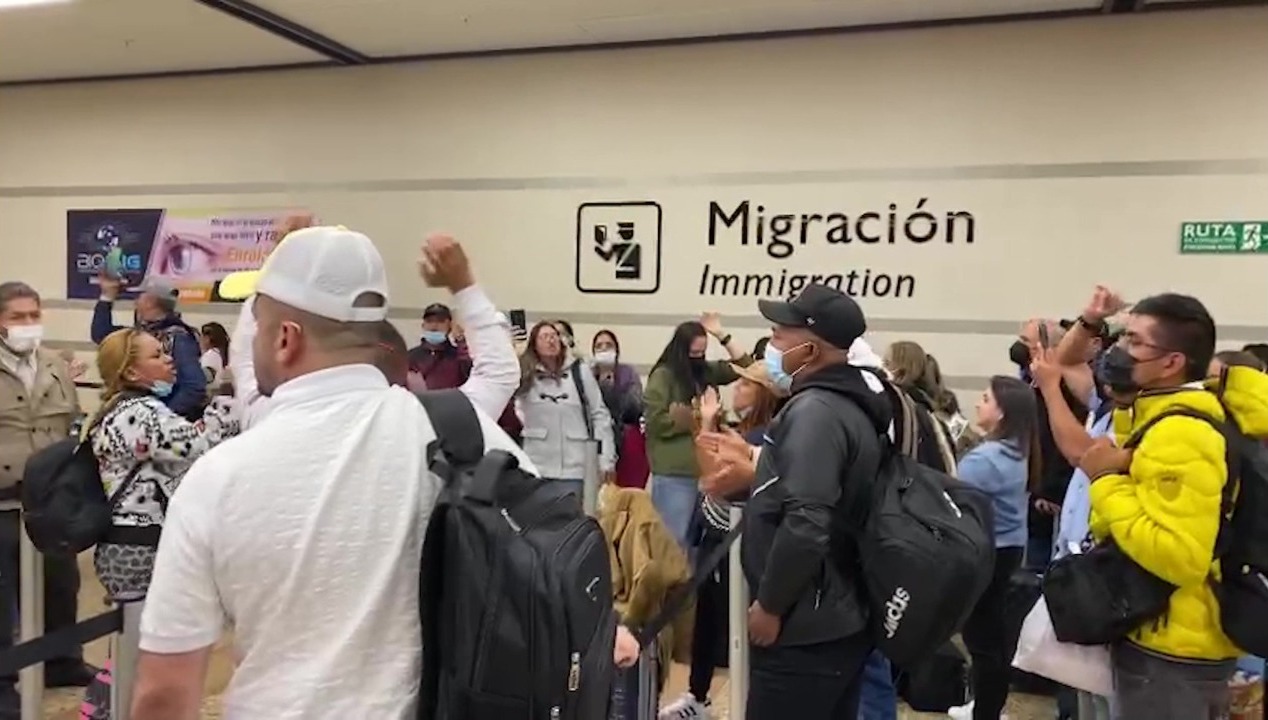 Por falla devuelven vuelo Medellín-México