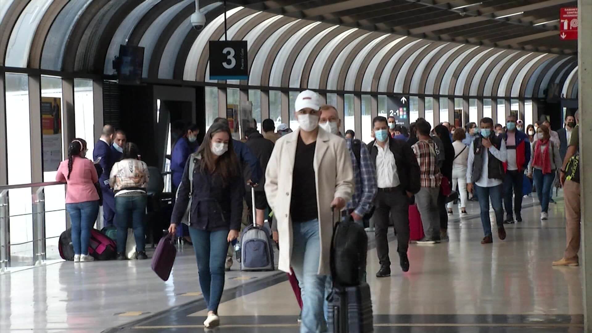 Aeropuertos expulsarían a viajeros violentos