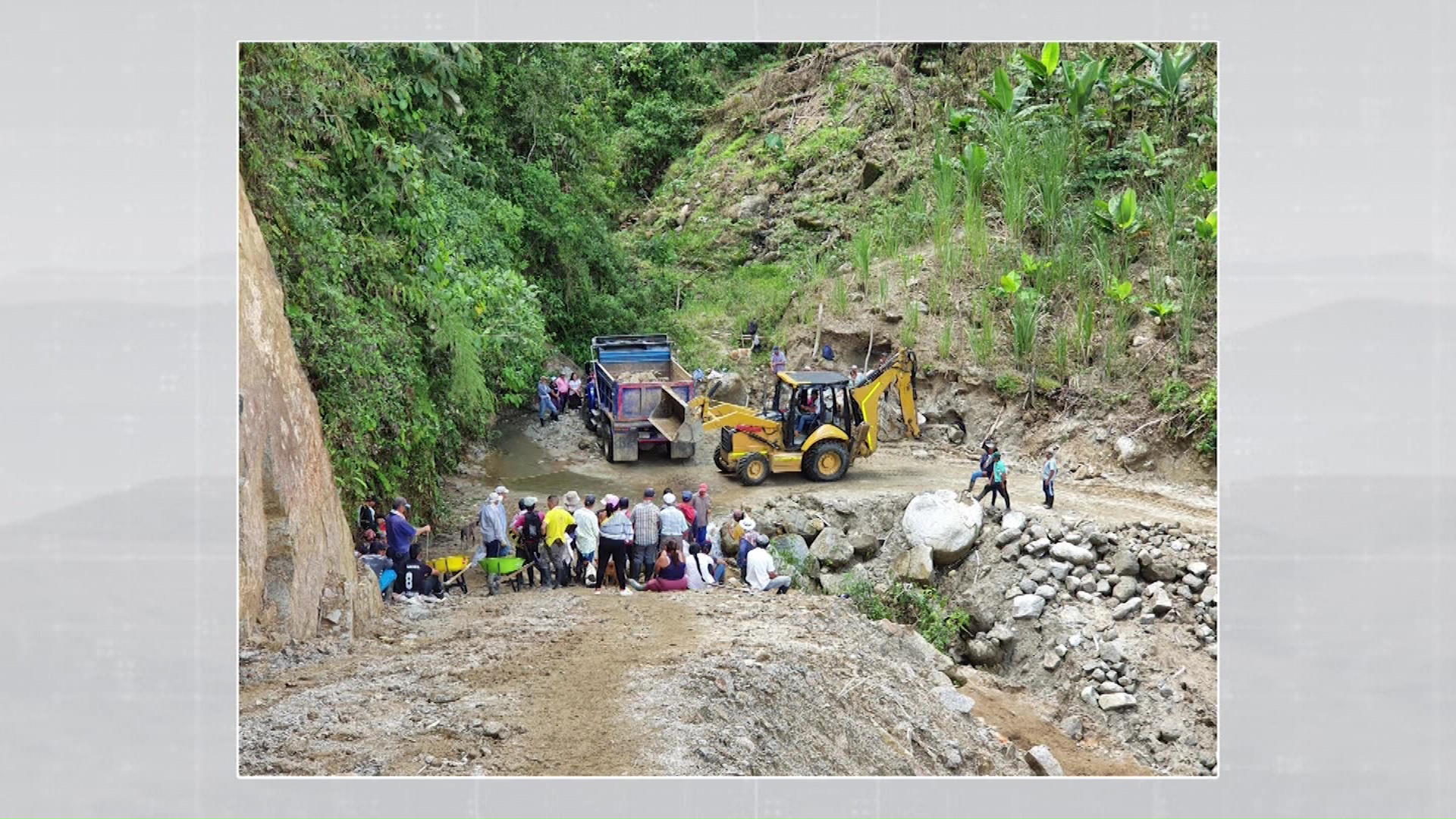 Campesinos construyen carretera veredal