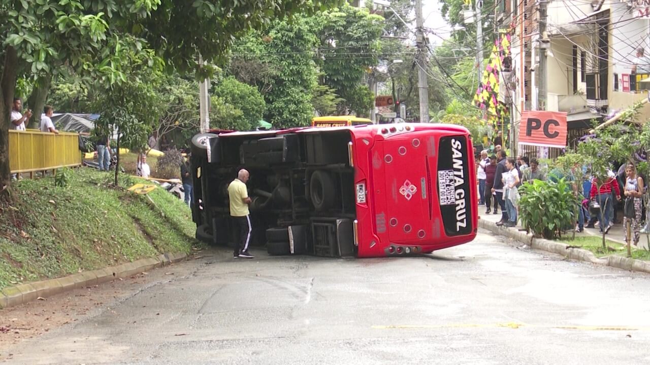 Colisión de bus dejó 13 personas lesionadas