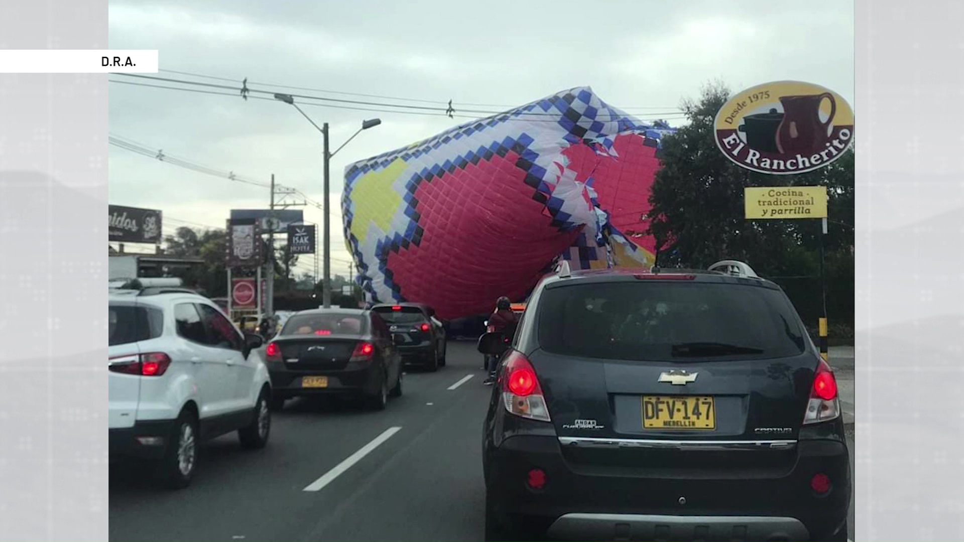 Gigantesco globo cayó sobre la vía Las Palmas – Rionegro