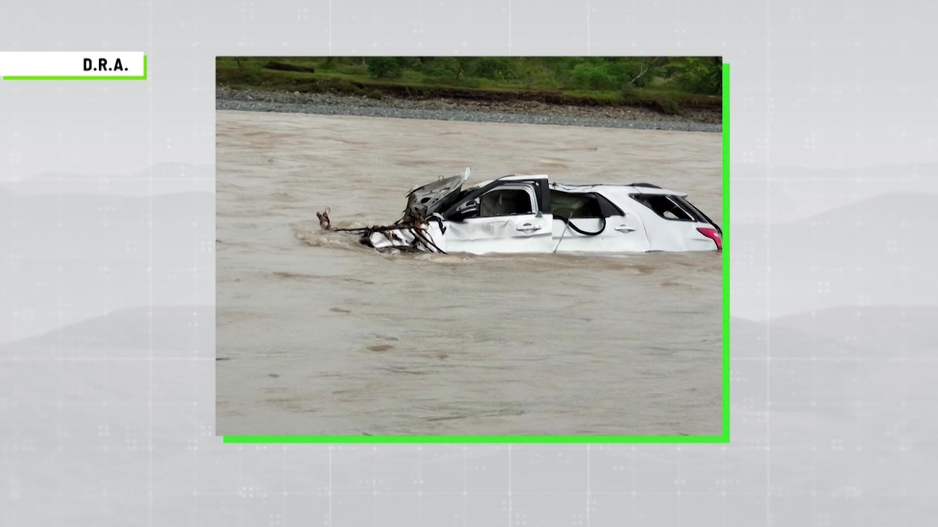 Hallan carro de alta gama en cauce del río Sucio