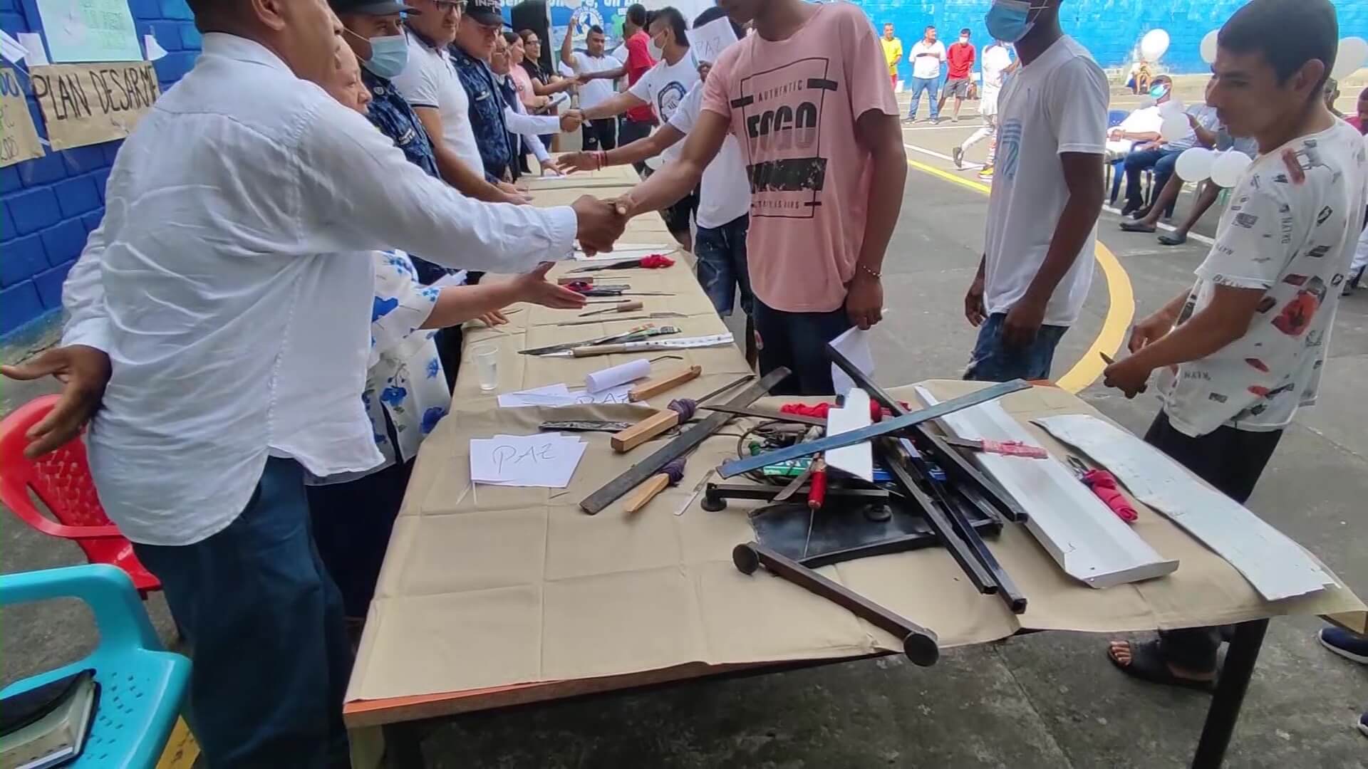 Internos entregan armas de manera voluntaria