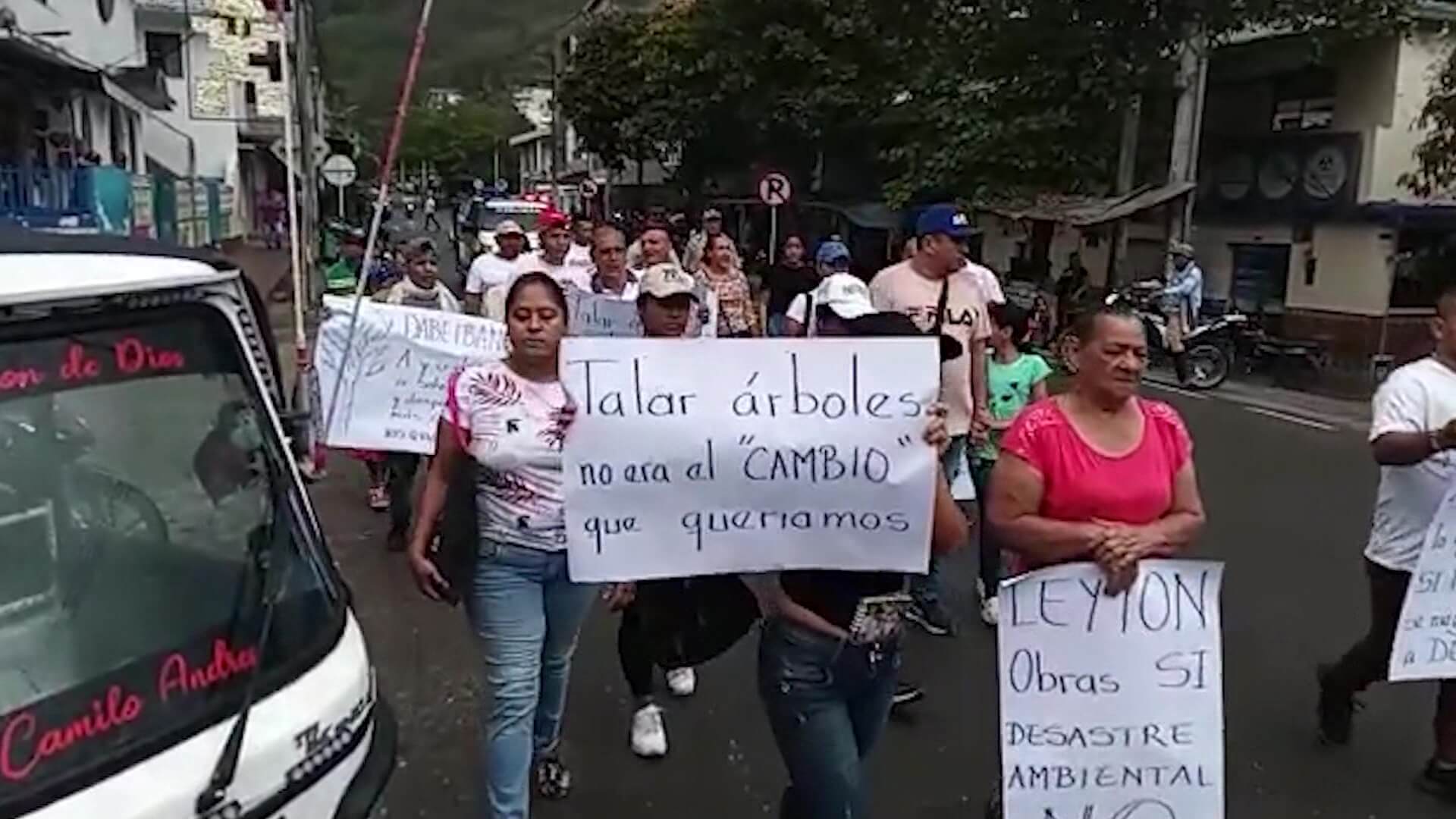 Marchan por arboricidio en obra civil