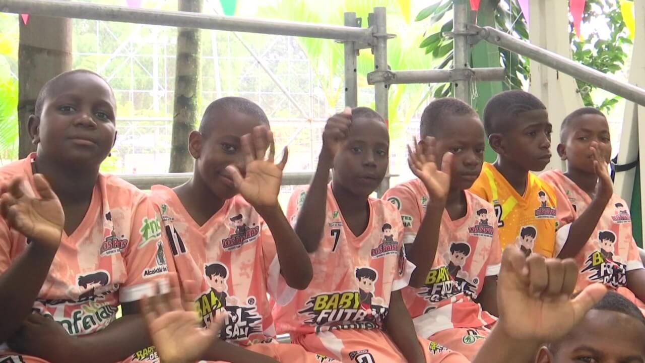 Niños del Chocó claman por cancha de fútbol