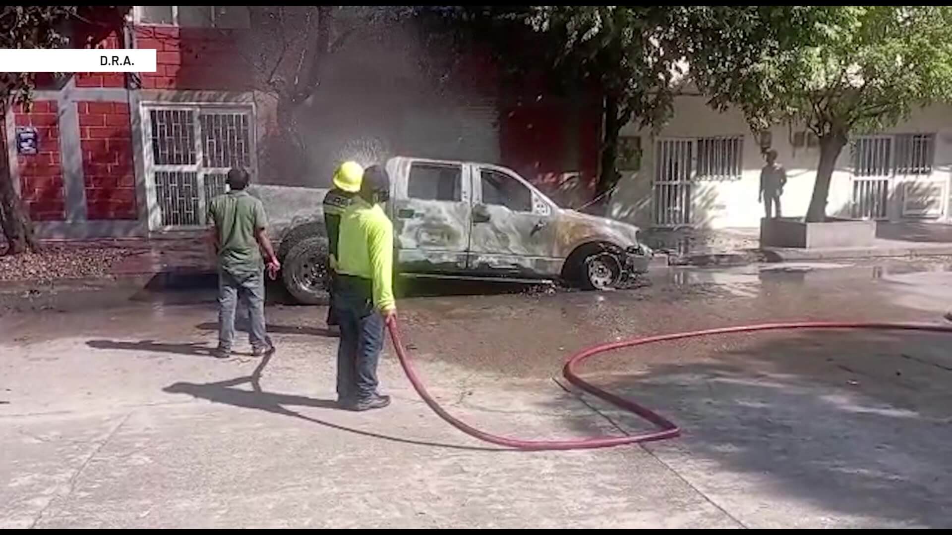 Queman vehículo al parecer por no pagar vacuna