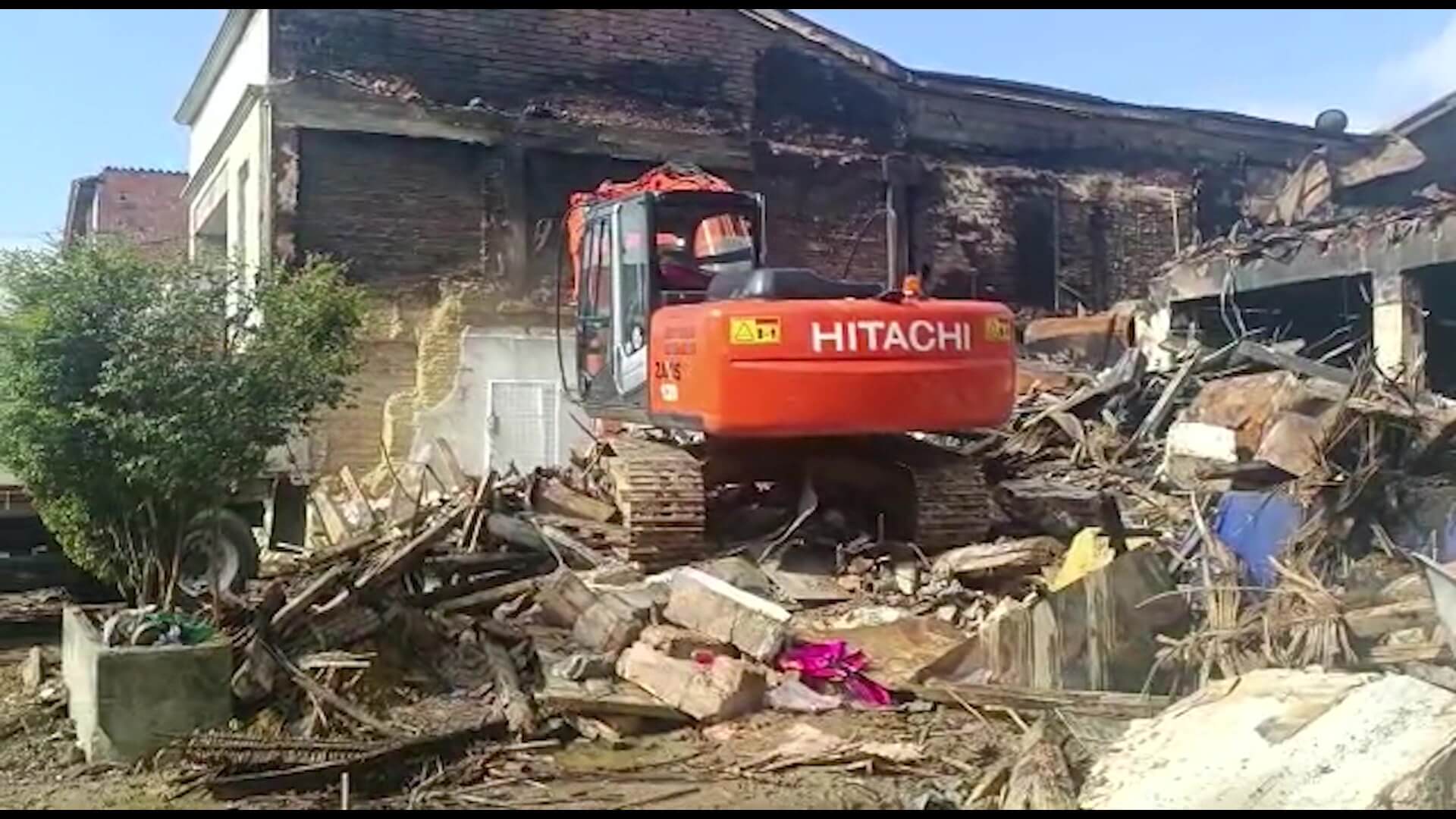 Remoción de escombros tras incendio en Rionegro