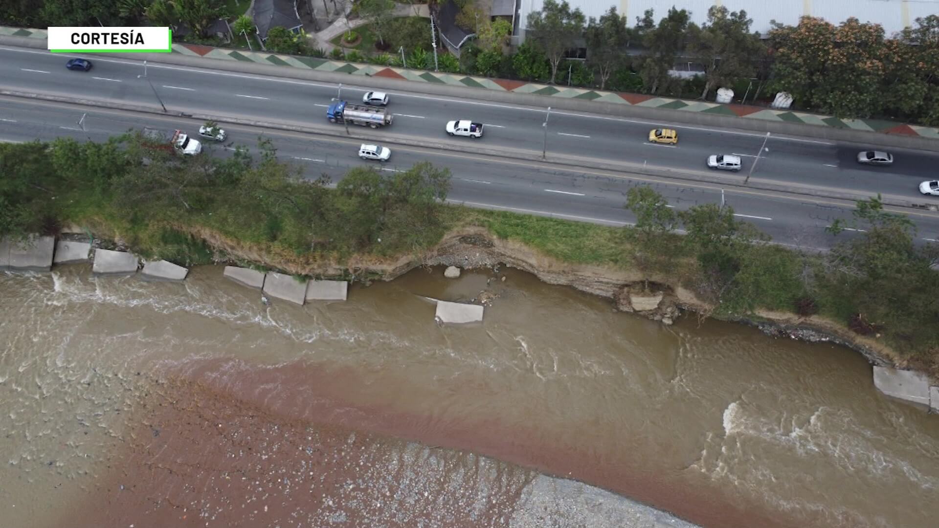 Alerta por nuevo socavón en margen del Río Medellín