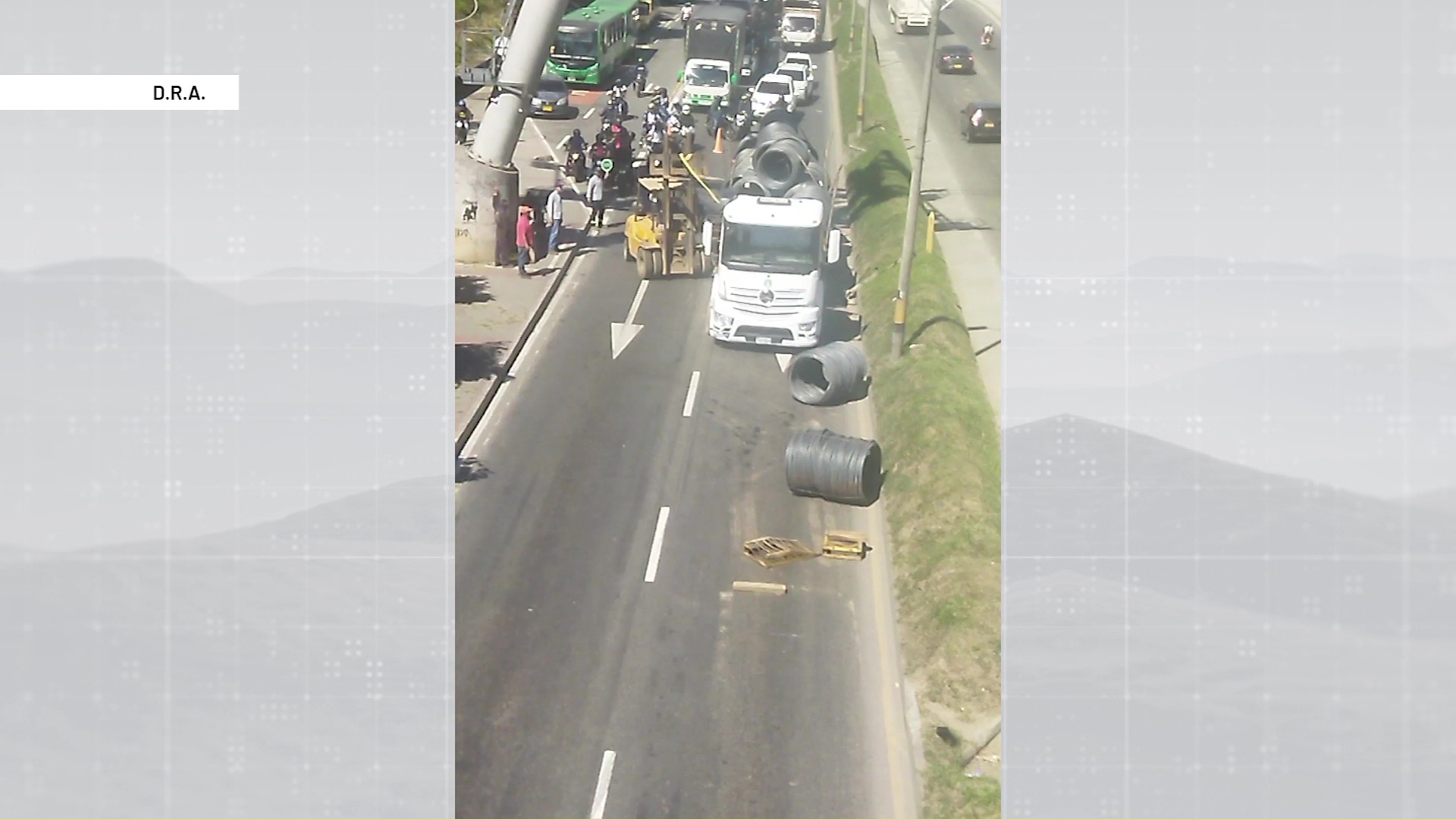 Colapso en movilidad por percance de camión