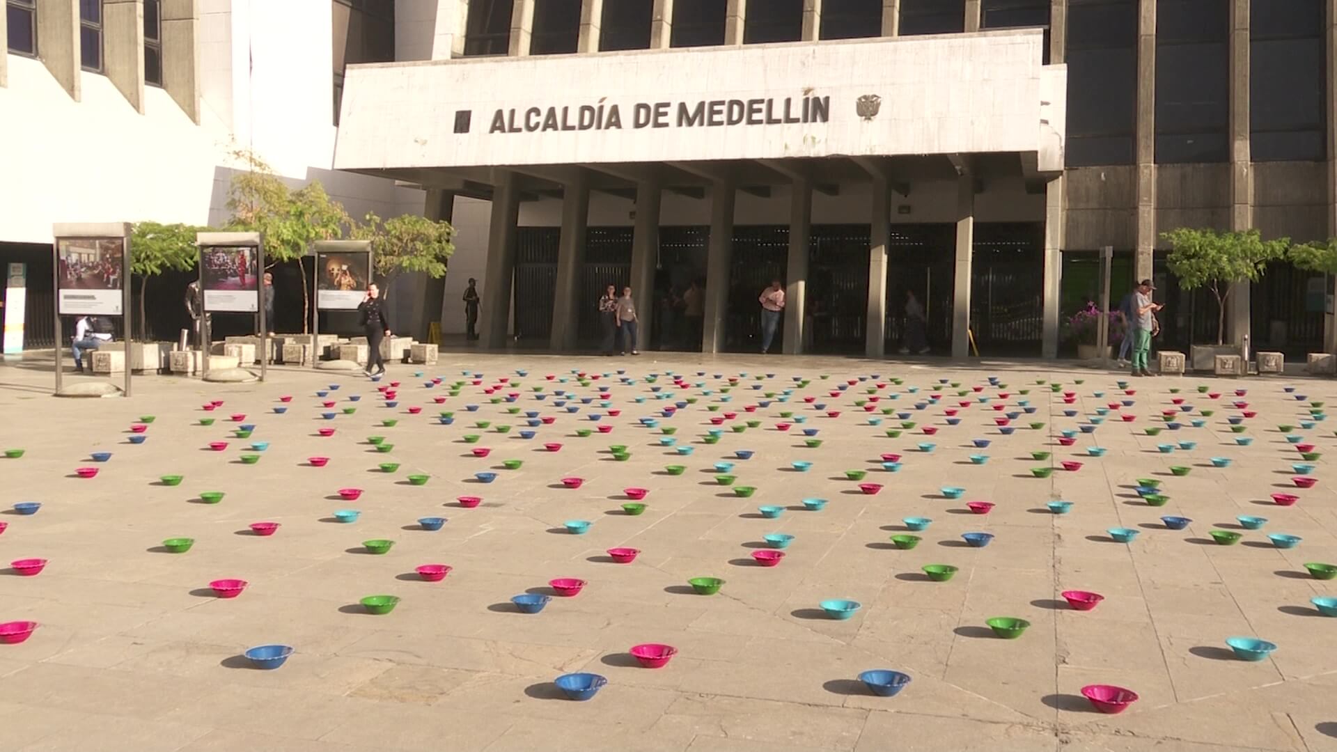 Con platos vacíos protestaron frente a la Alcaldía