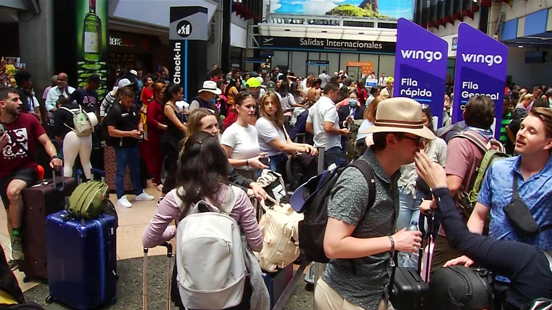 Continúan afectaciones por vuelos suspendidos de Viva