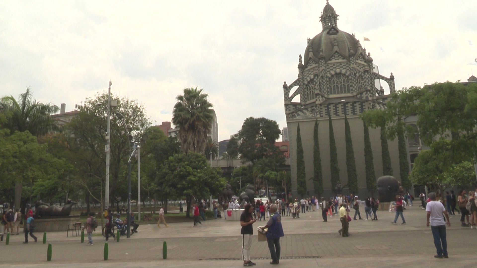 Denuncian discriminación en controles de ingreso a Plaza Botero