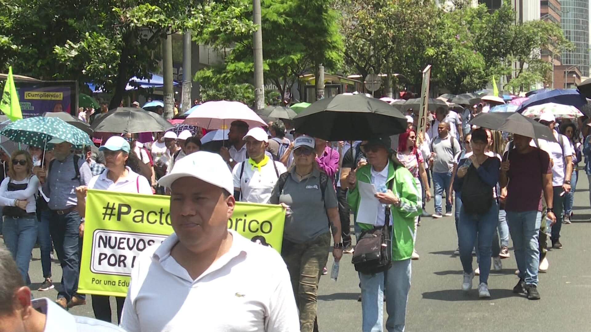 Educadores marchan a favor de las reformas