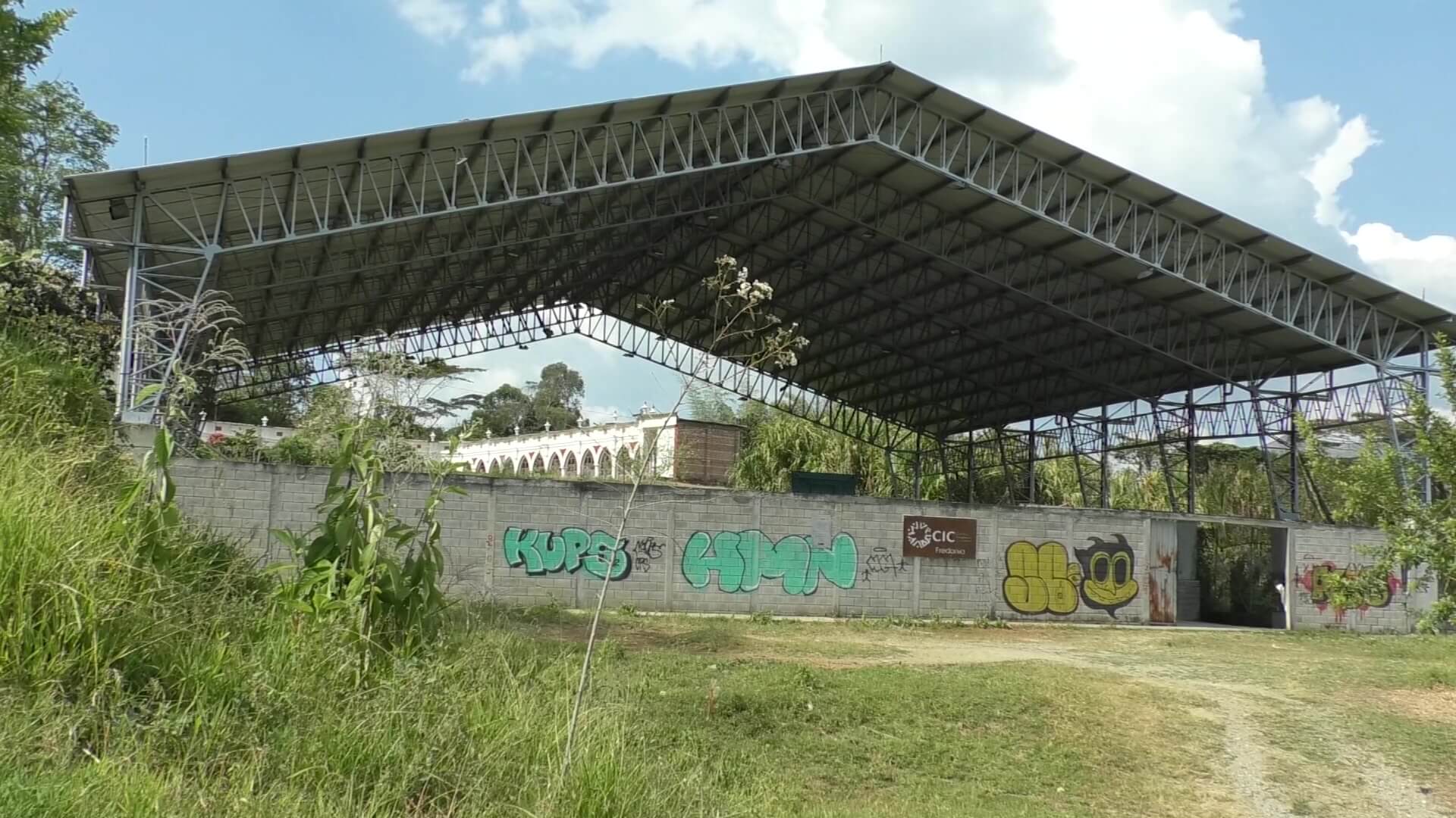 En abandono después de ocho años de construido