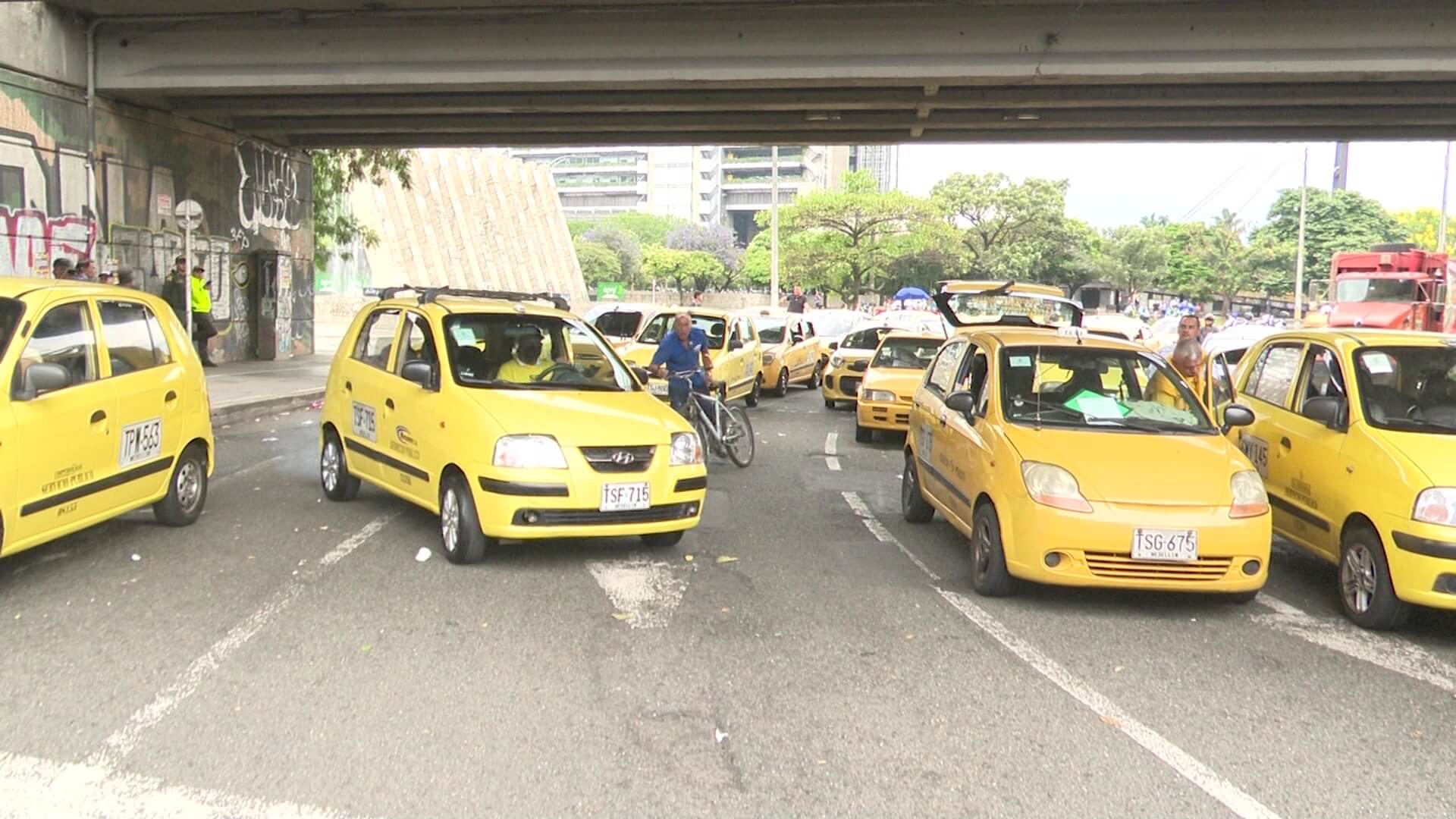 Gobierno y taxistas pactan levantar paro