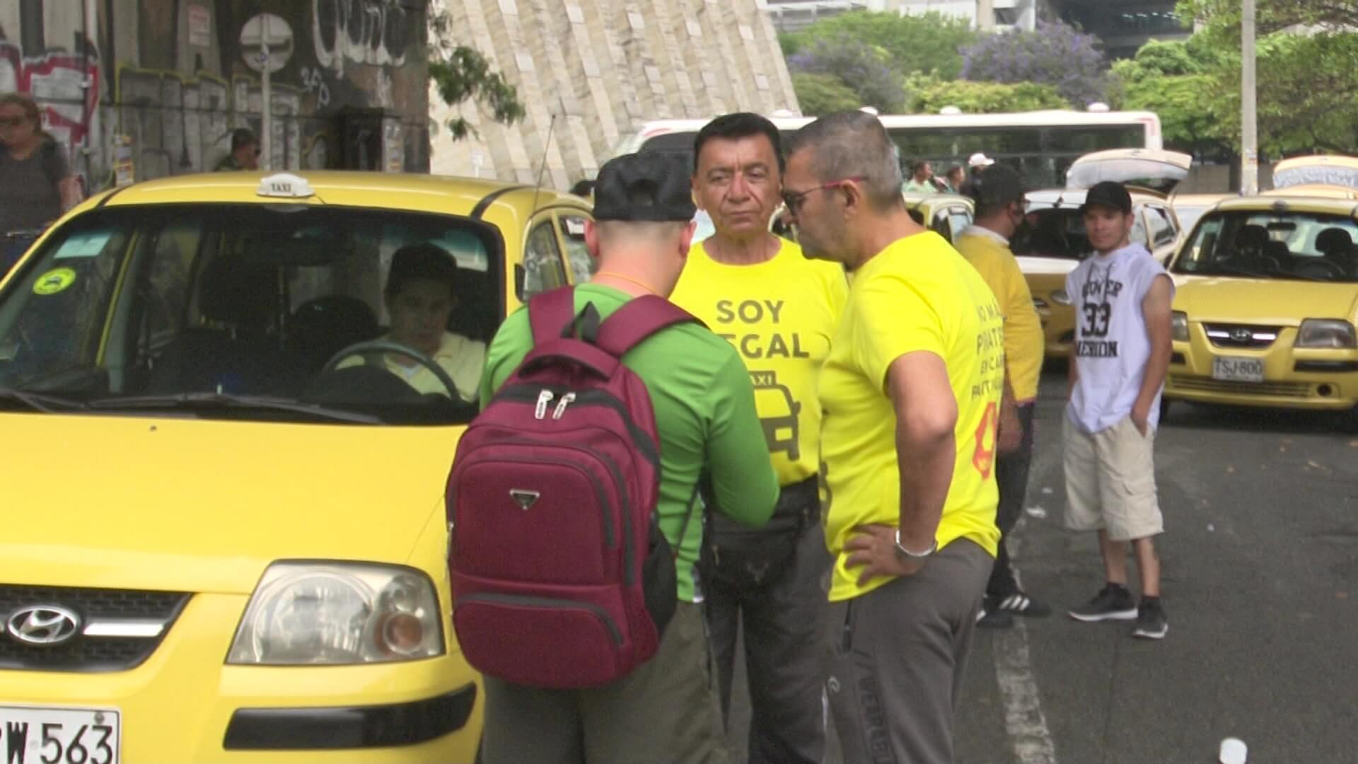 Gobierno y taxistas pactan levantar paro