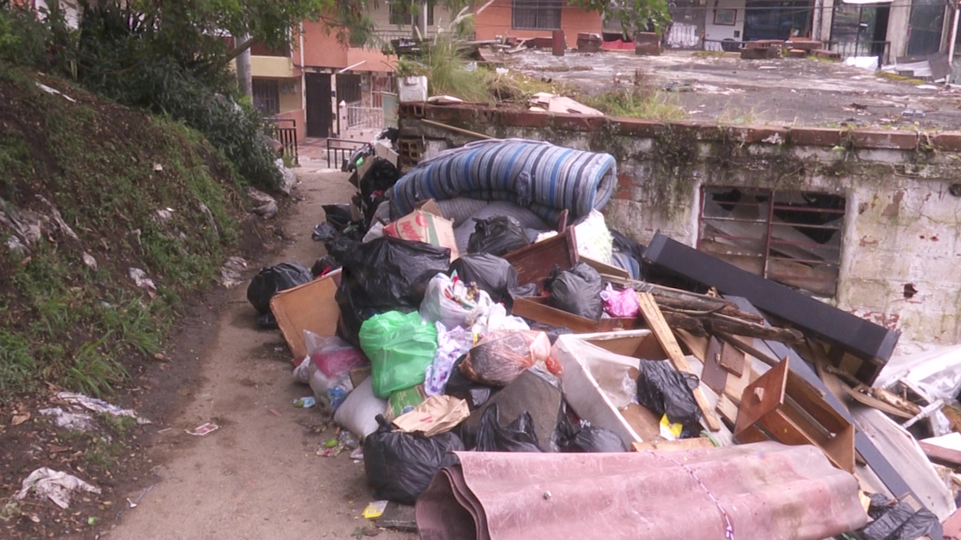 Montañas de basura en parques, canchas y Metro