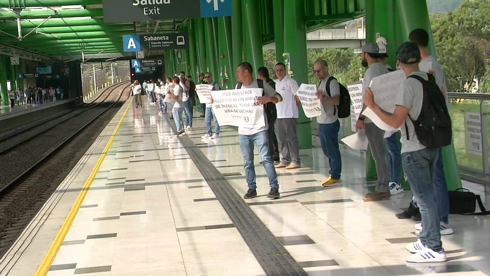 Plantón por trabajadores fallecidos en el Metro