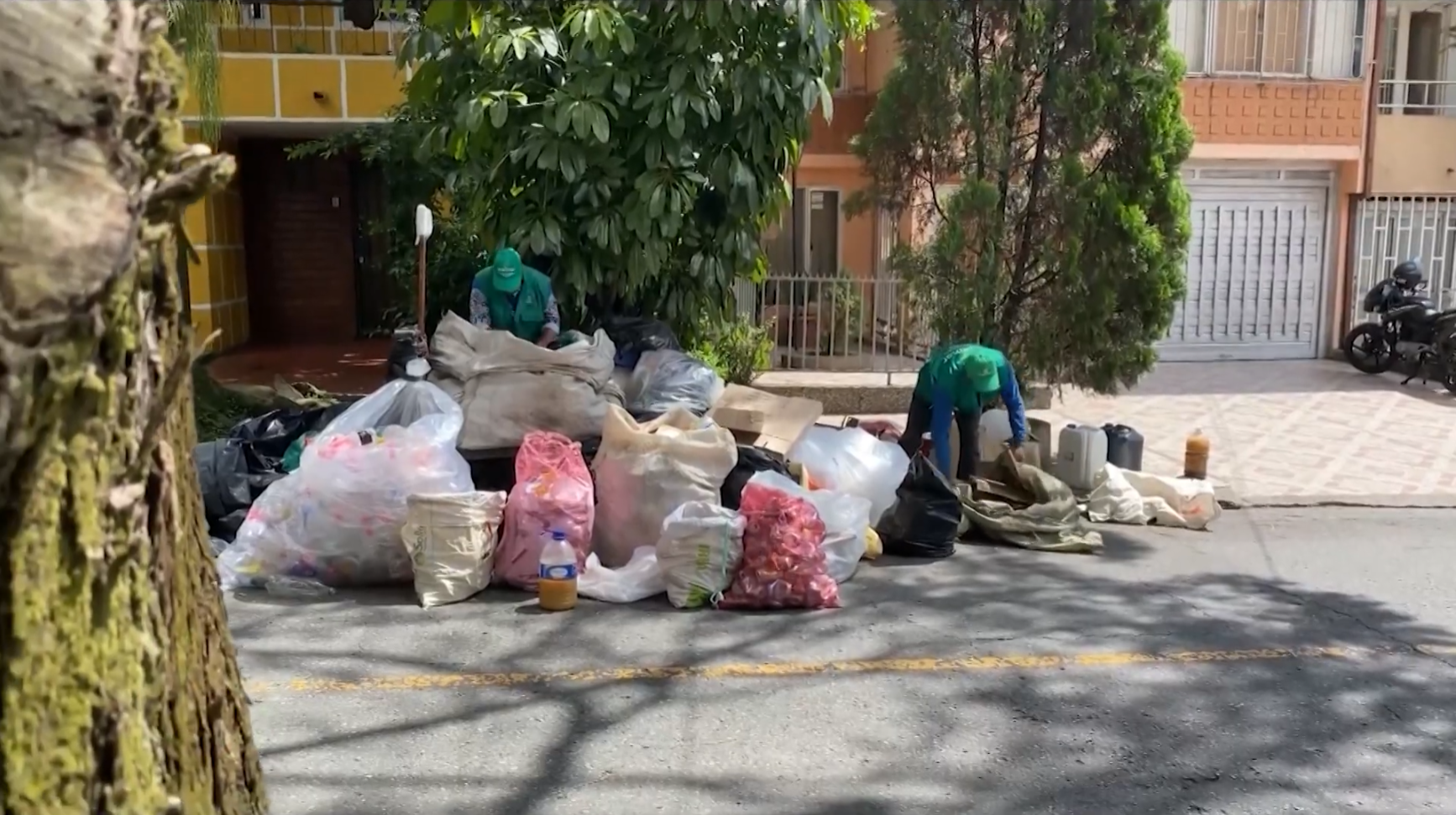 Recicladores de Medellín temen por su continuidad laboral