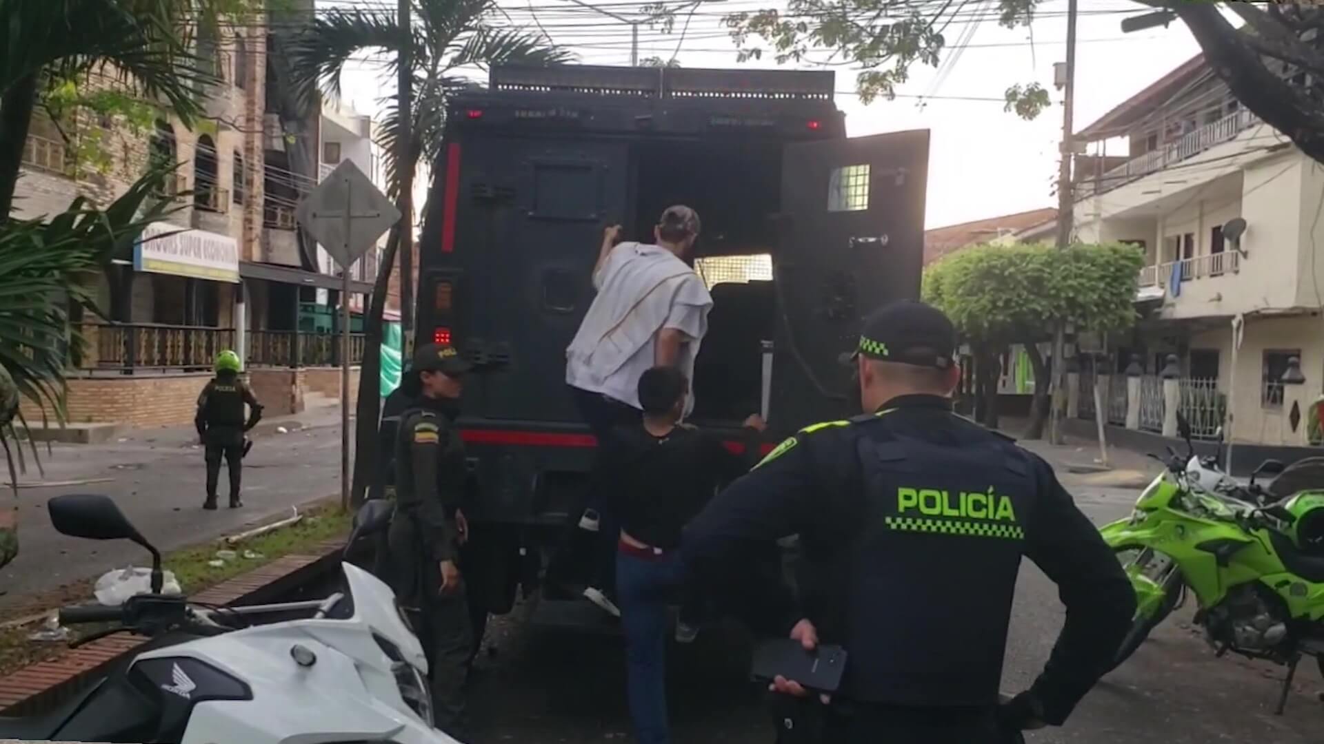 Policía: van 30 detenidos durante protestas